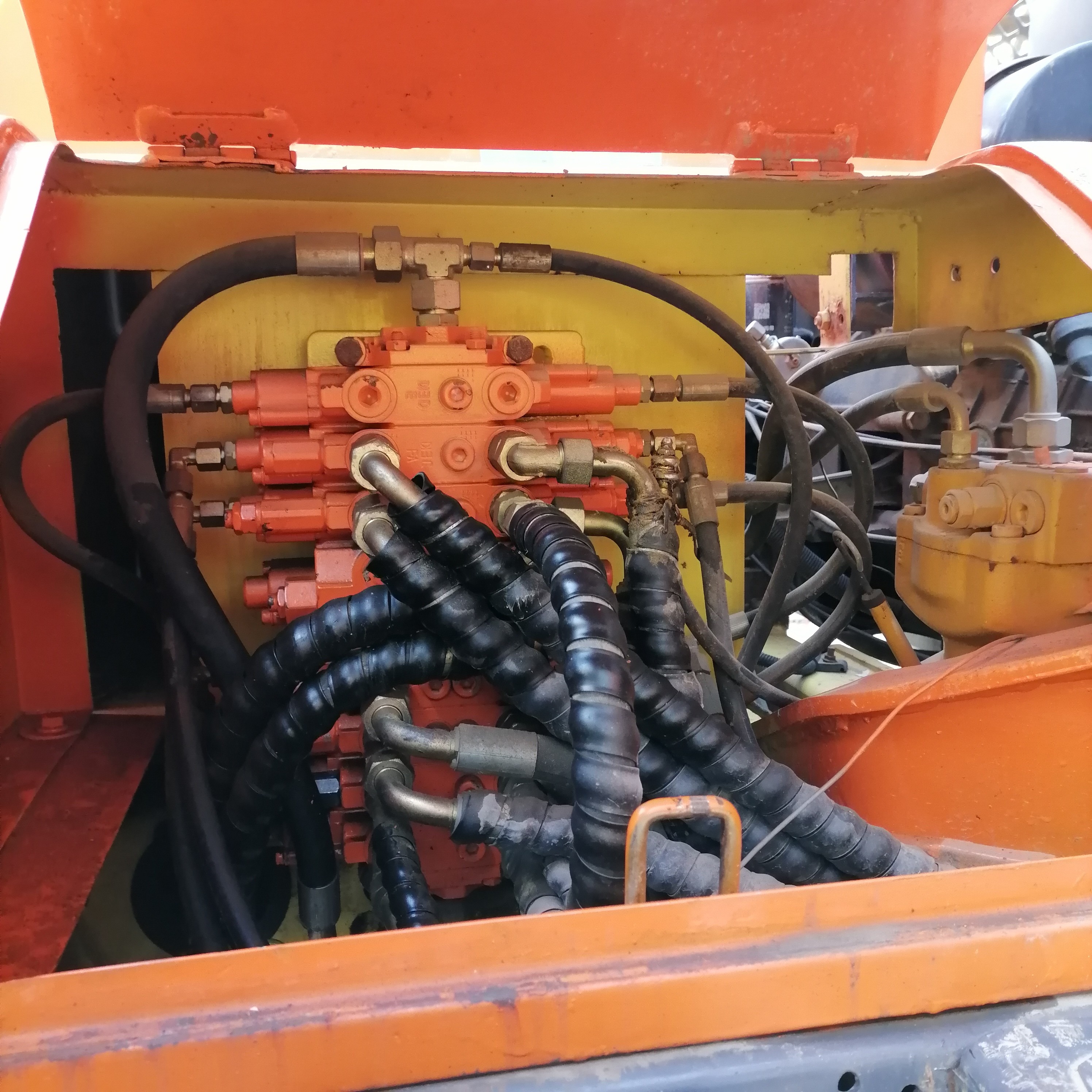 5 ton Korea imported 90% new Doosan DX 60W Used Wheel excavator with high quality and best performance for sale