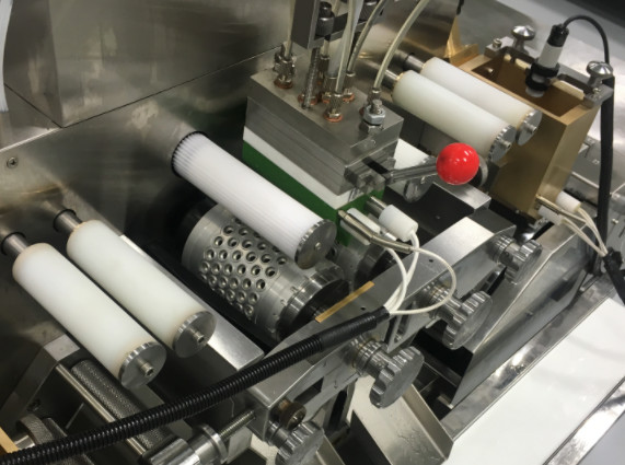 4 Inch Small 5000-100000 Capsules/h Softgel Encapsulation Machine 1400*800*1500mm Work Time 7 Days And 24 Hours
