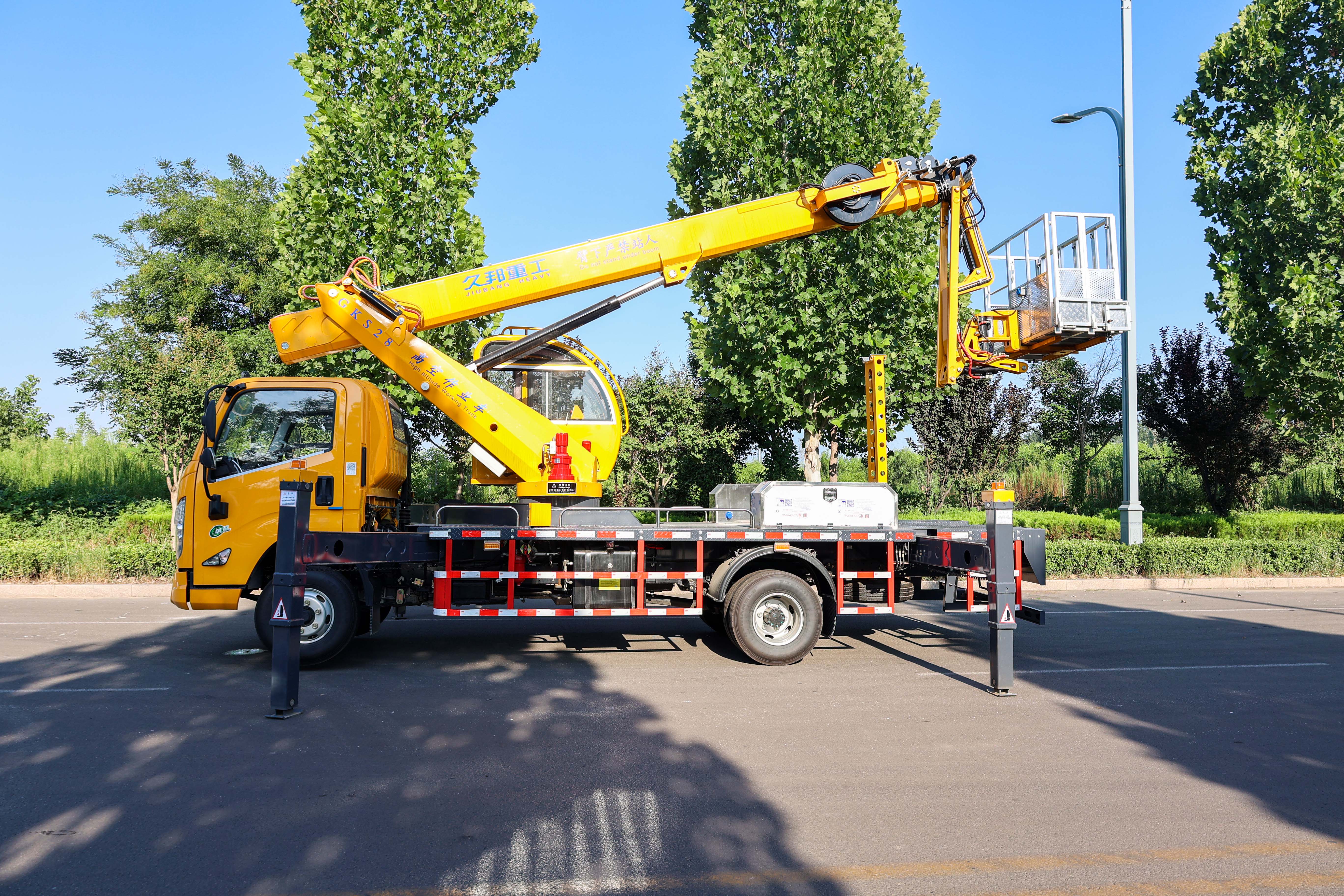 Factory Direct Sales Double Protection Bucket Truck Aerial Working Platform
