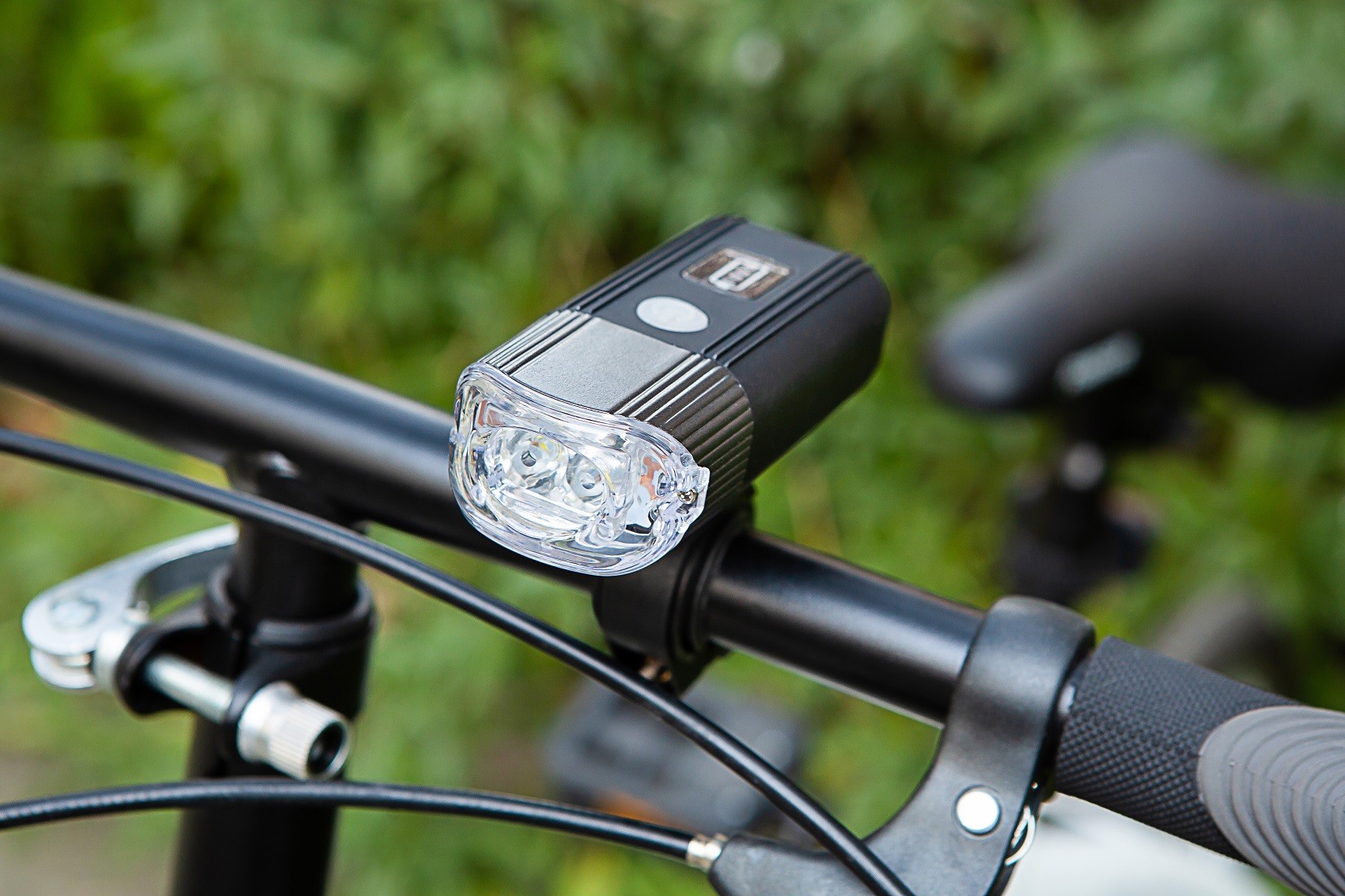 4000mAh Rechargeable LED Cycle Head Light 700 Lumens Front LED Bicycle Flashlight
