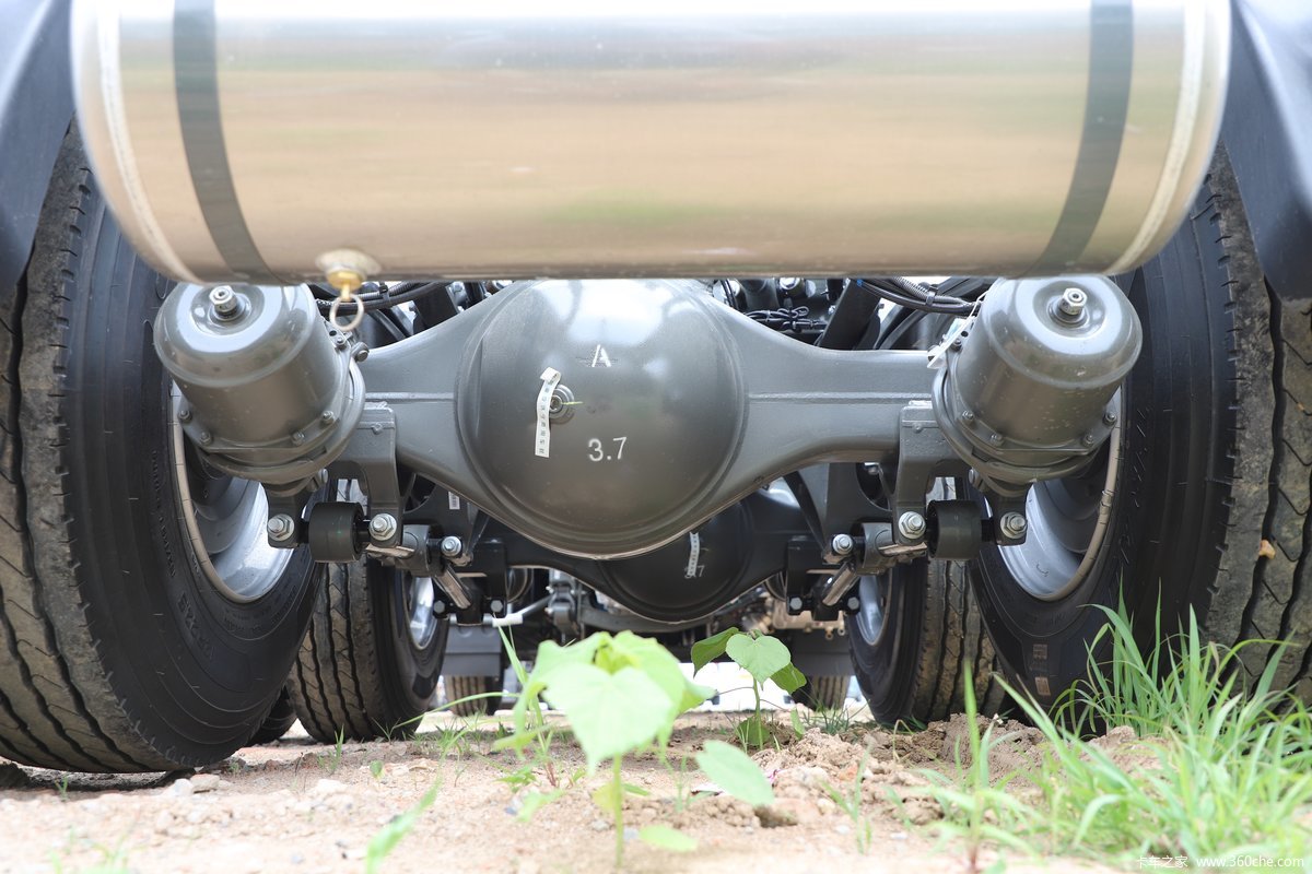 Second Hand Sinotruk HOWO MAX 6X4 460hp LNG Tractor With 2 Reverse Shifts