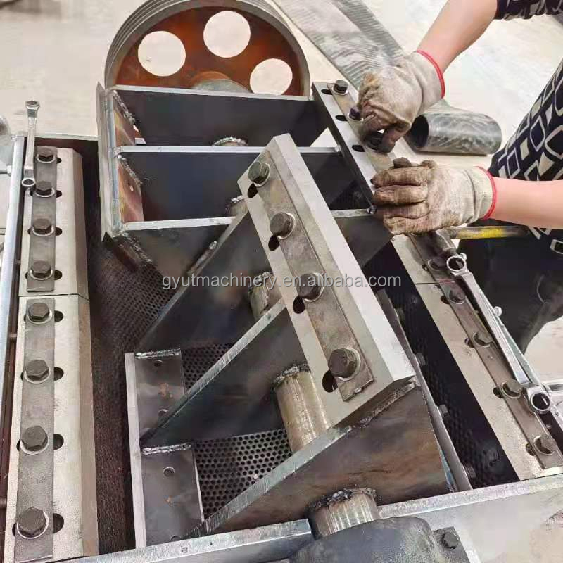 High Productivity Coconut Dehusker Shelling Machine with 220v Voltage and Crushing