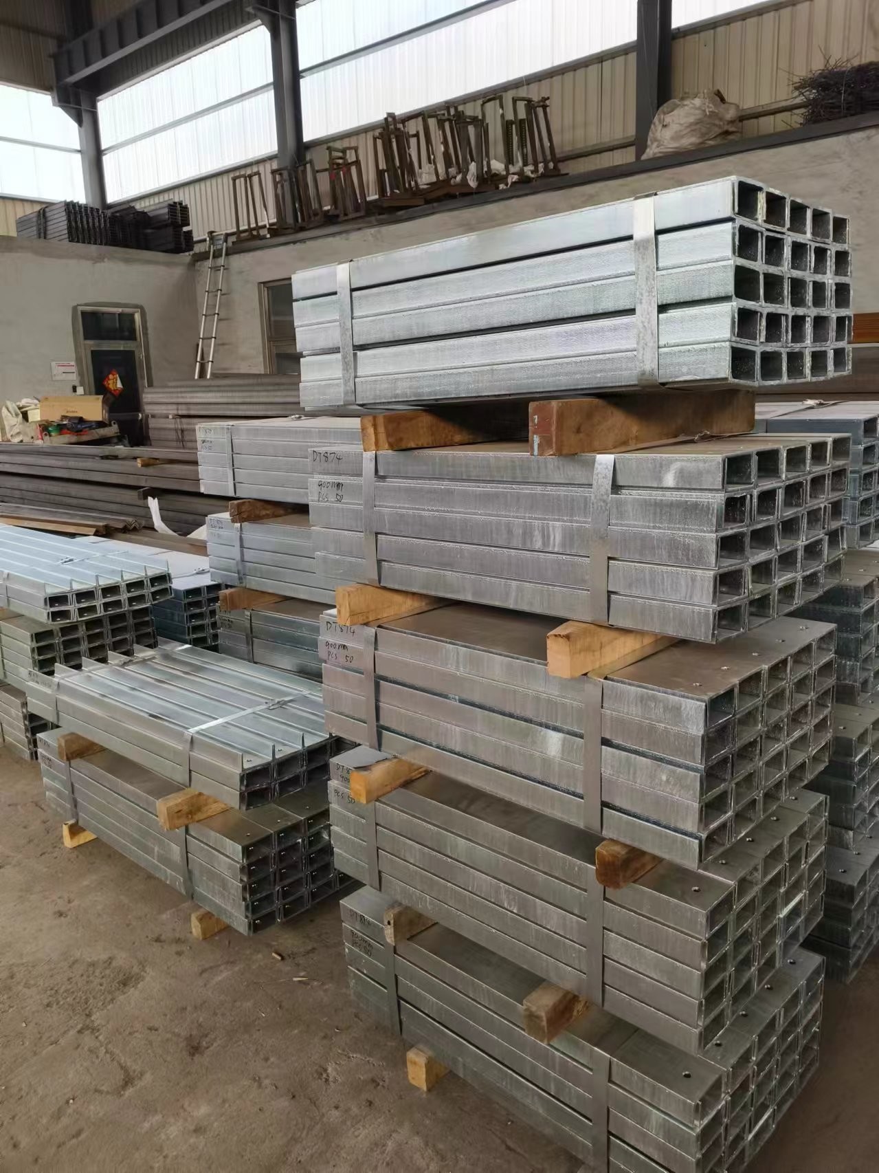 OEM Drilling Galvanised C Section With Hot Dipped Galvanisation Length 900mm-18000mm