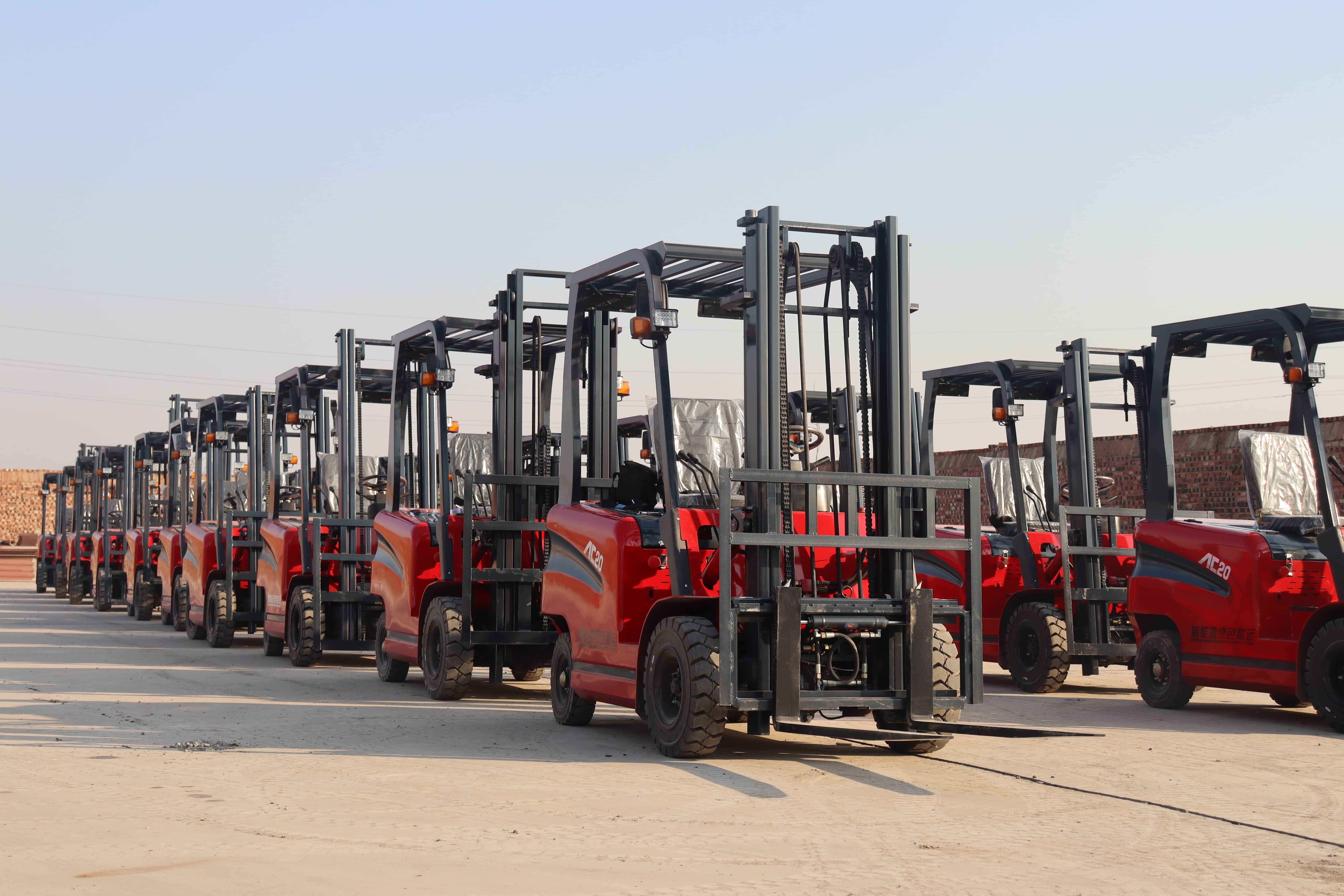 Triplex Mast 2 Ton Electric Forklift With Built In Charger And 400Ah Battery Capacity