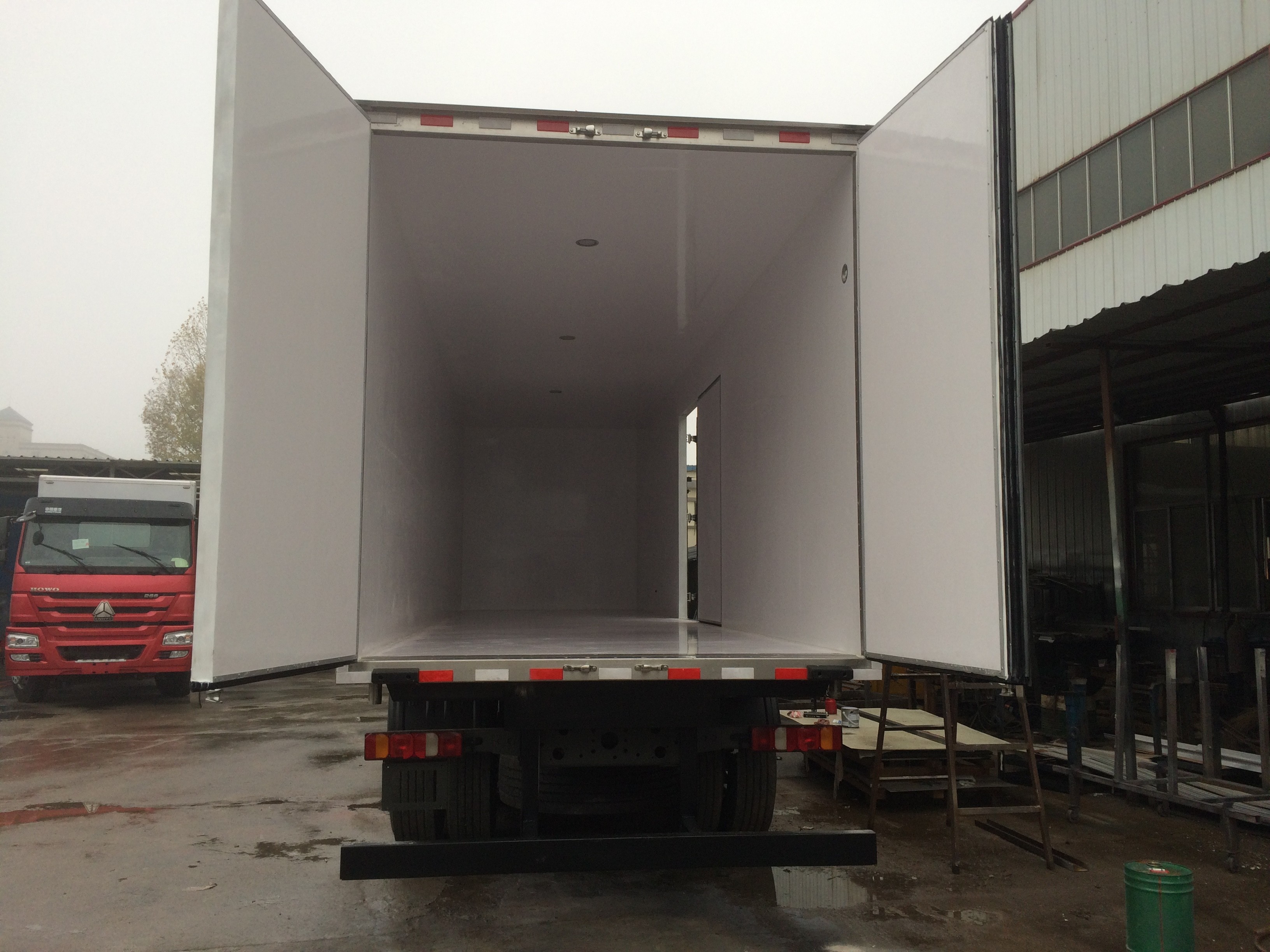 Large Capacity Refrigerator Box Truck 10 Wheels With Insulation Panels
