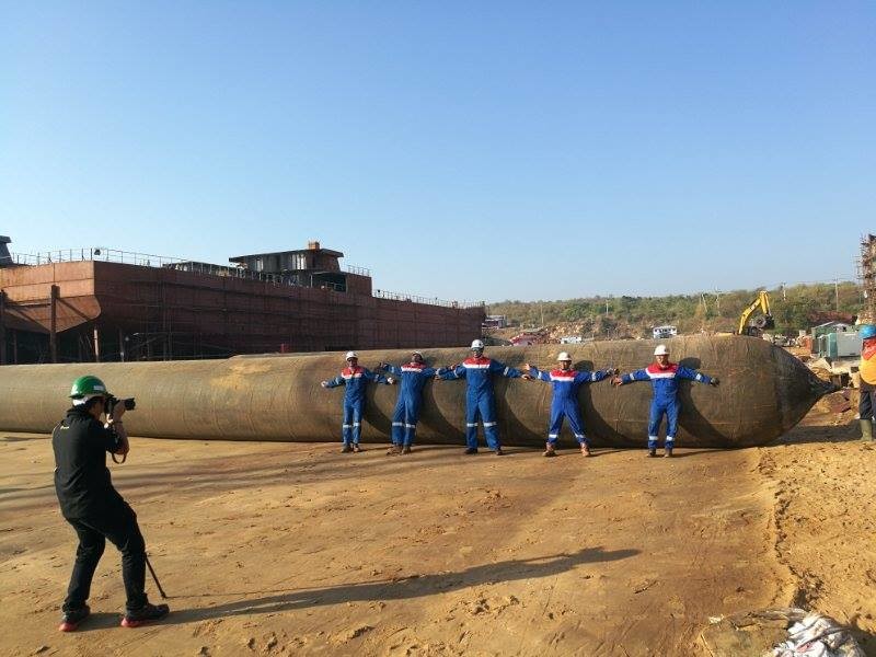 ISO Inspection Standard Black Ship Launching Rubber Airbag For Docking