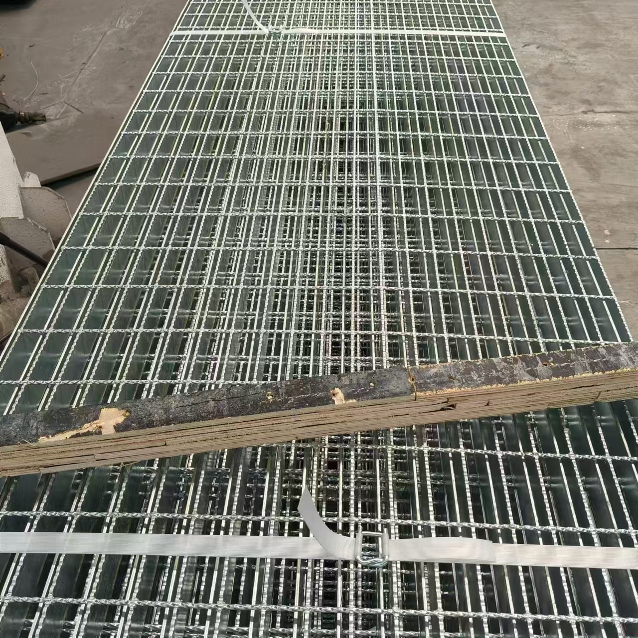 Anti Slip Grating With Enhanced Abrasion Resistance