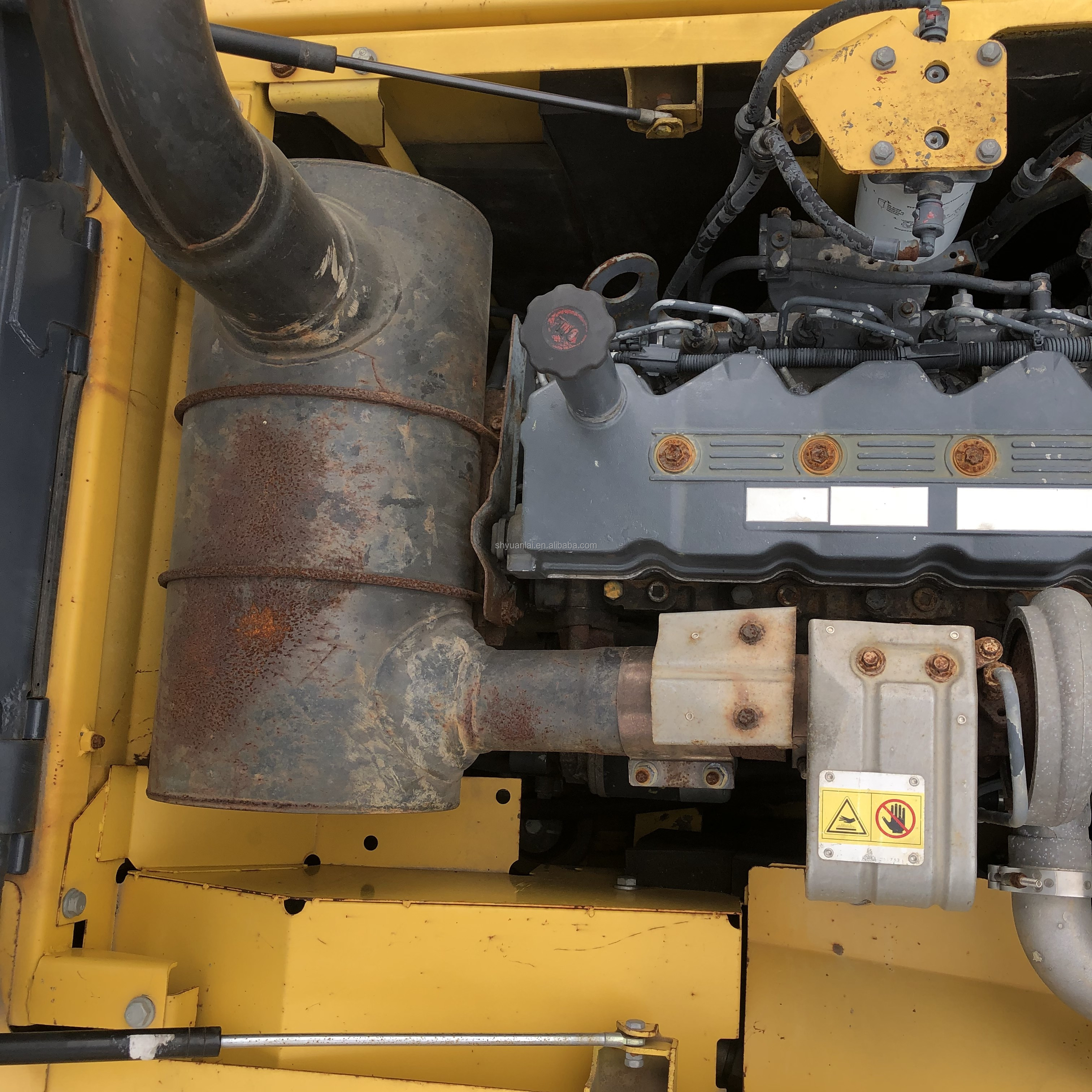 Excavating 20 tons of durable hydraulic track type PC Komatsu 200 second-hand excavator at a low price and selling well