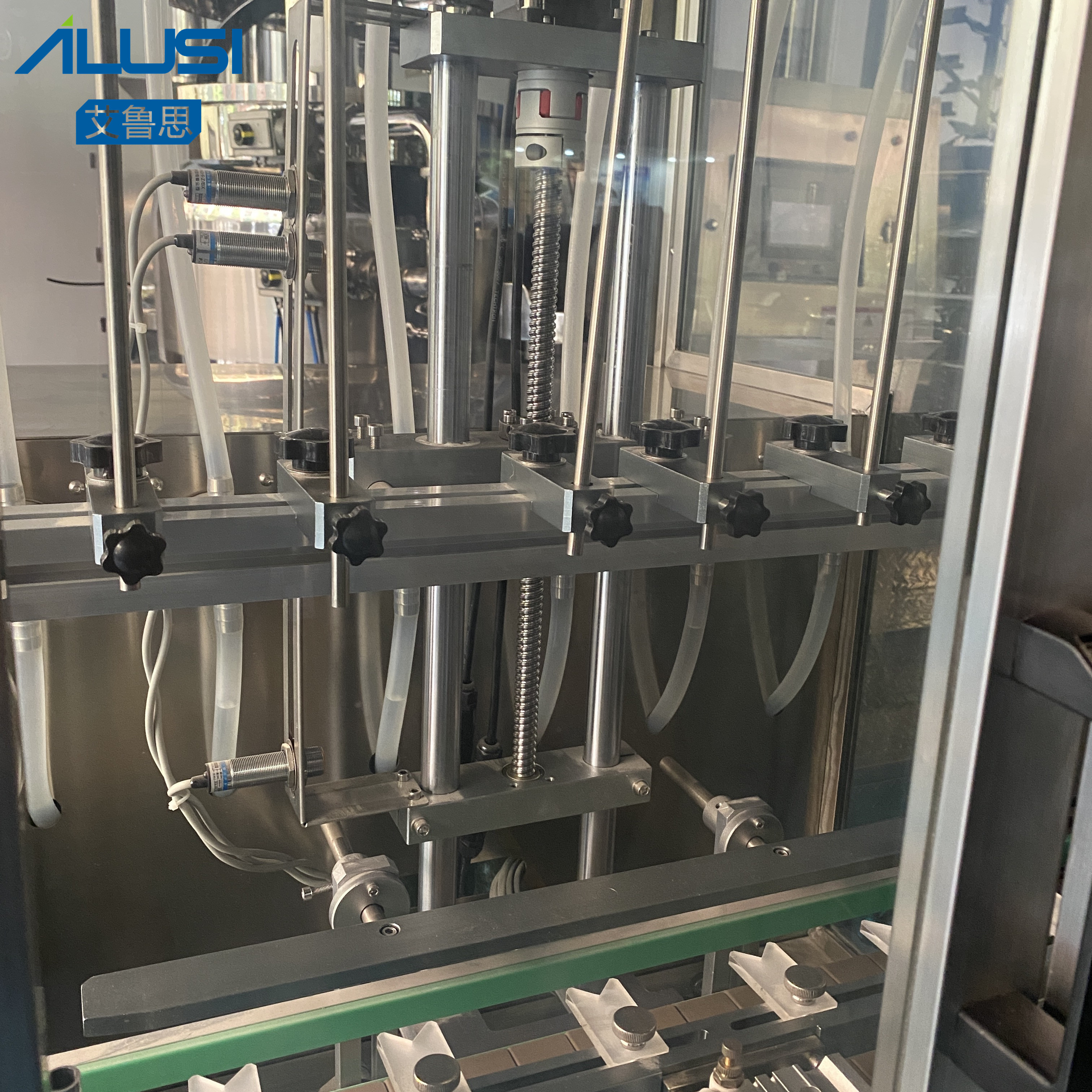 Plastic Bottles Oil Water Liquid Filling Machine Automatic 4-6 Nozzles 2500ml