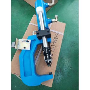 Simple operatation self piercing riveter