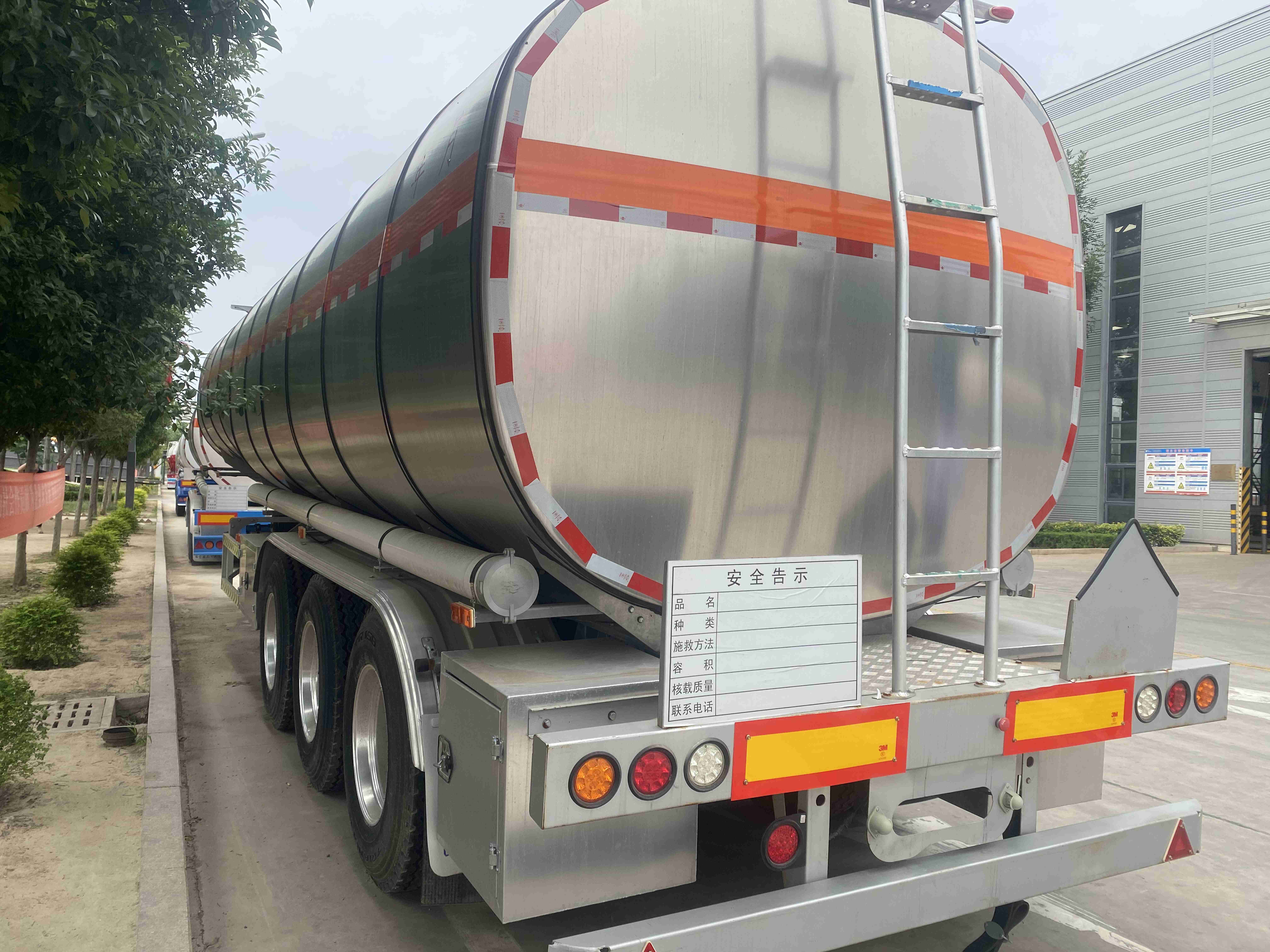 CIMC used manufactures high-quality three-axle liquid tank cars with a maximum load capacity of 60000L