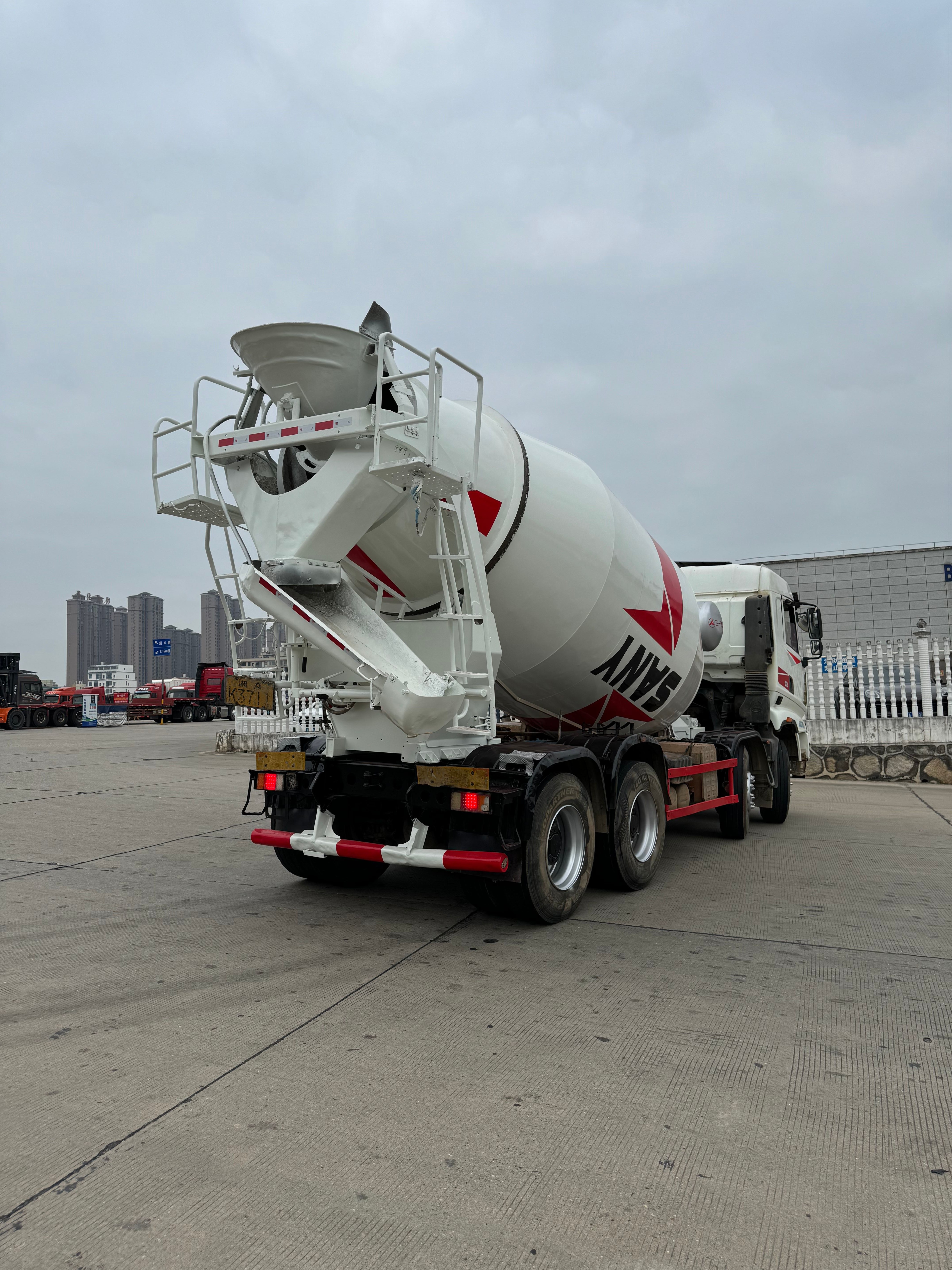SANY 2021 Second-hand Concrete Mixer Truck 12Cbm 31000Kg White Color Standard Size Four Bridges