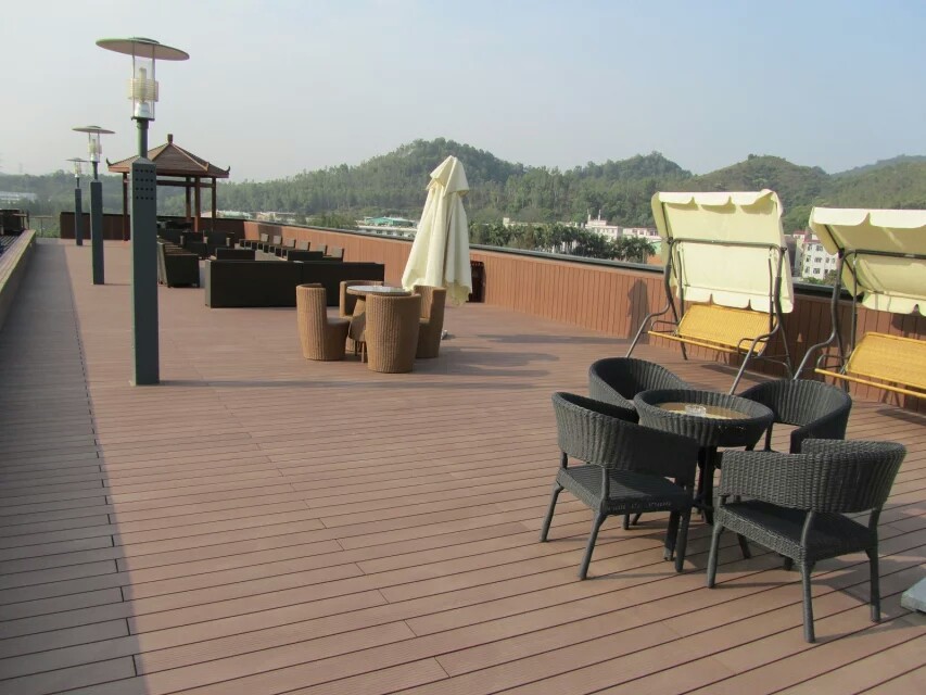 Traditional WPC Hollow Decking Mildew Proof Plastic Composite Deck Boards SGS