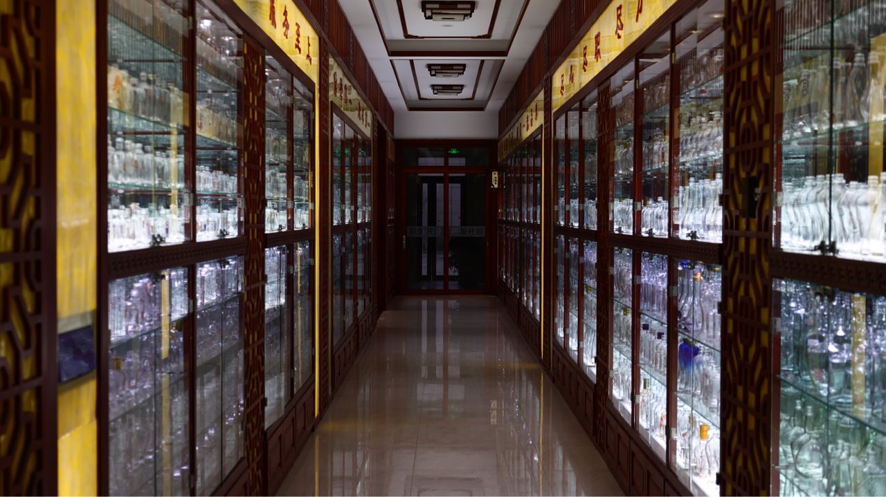 Customized 500ml Vodka Glass Bottle with Cap Best Seller in the Market