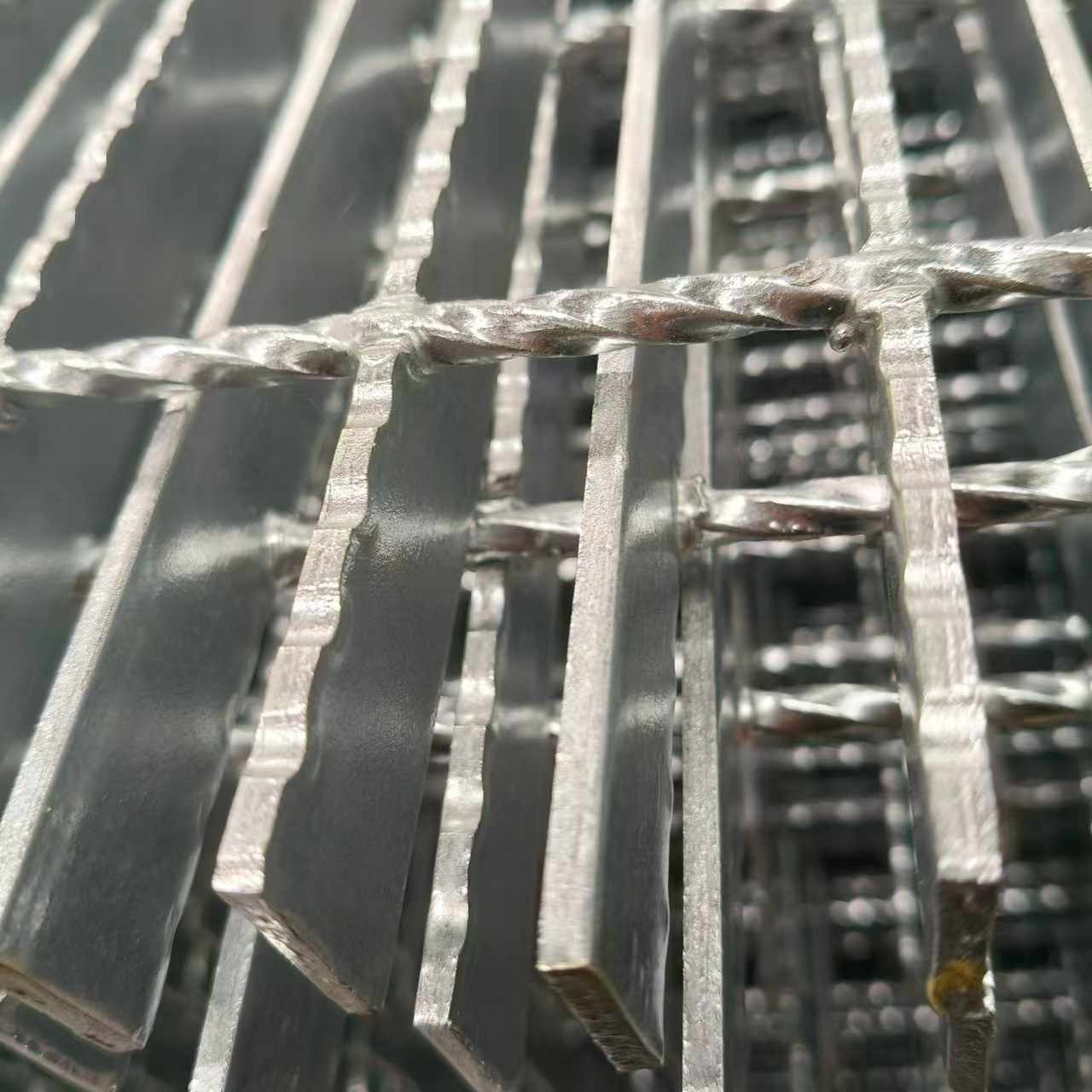 YB/T4001-2007 Heavy Duty Plain Serrated Metal Grating With 40mm Bearing Bar Pitch