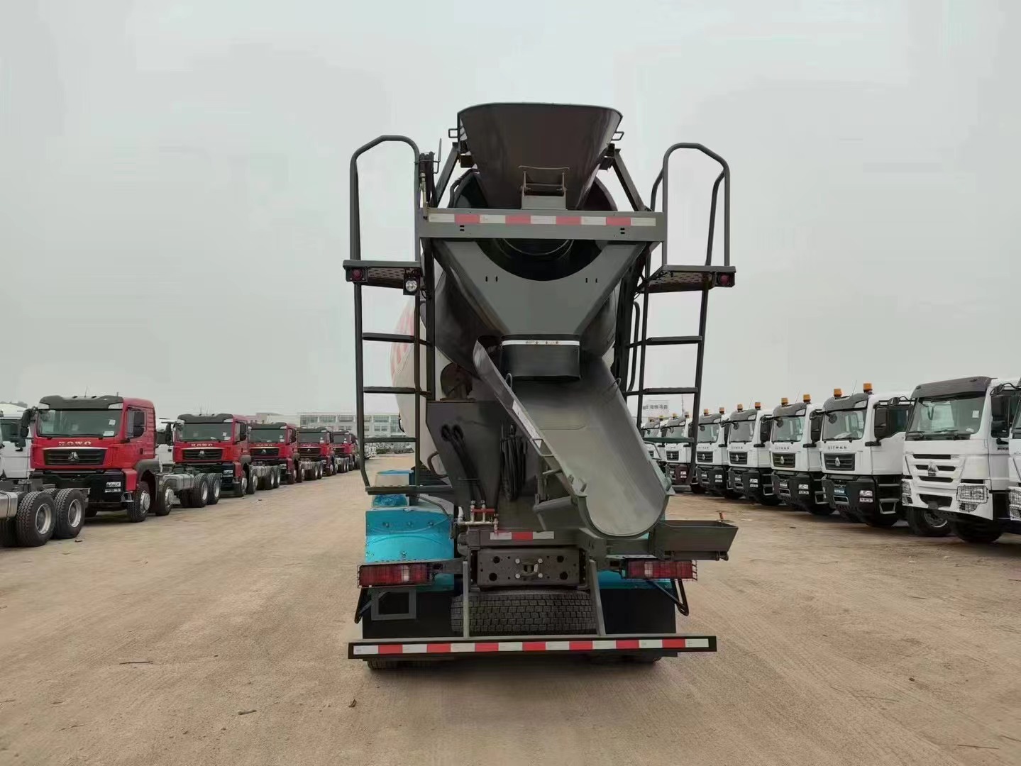 12 Cubic Meters HOWO Concrete Mixer 6x4 Self Mixing Concrete Truck