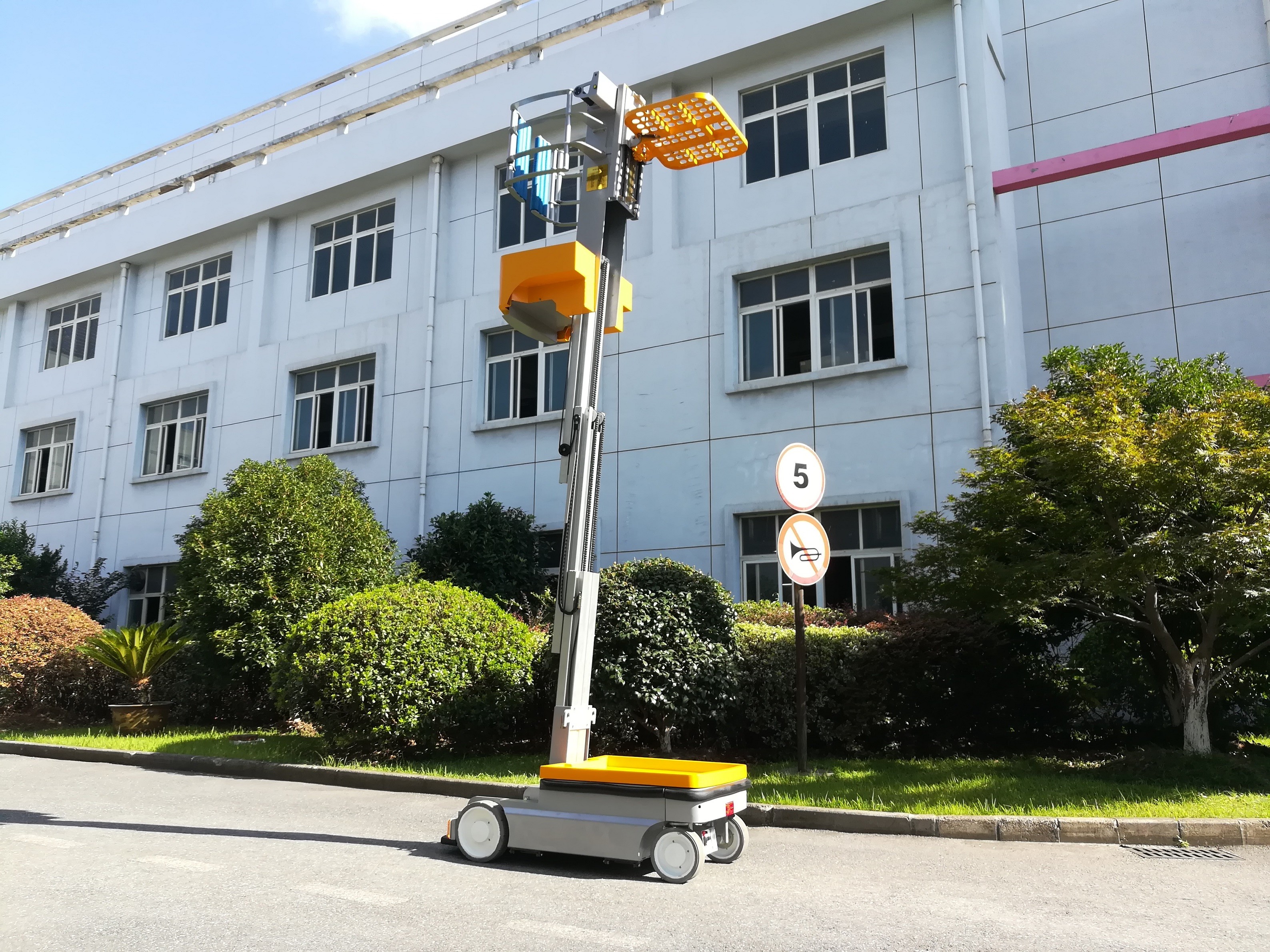SP50 Order Picker Lift 5 Ft Turning Radius for Fast / Warehouse Operations