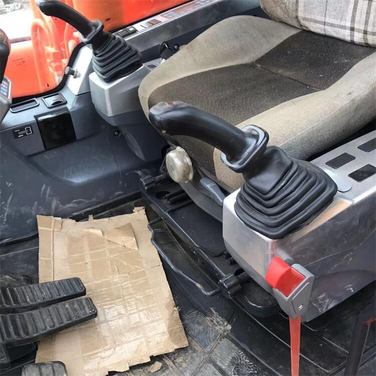 Used Doosan DX300 Excavator with 2000 Working Hours and Original Hydraulic Valve