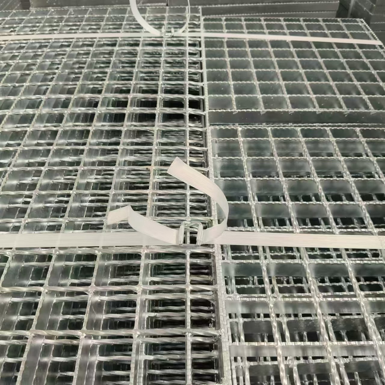 Heavy-Duty Steel Grating, Capable of Supporting Large Equipmentv