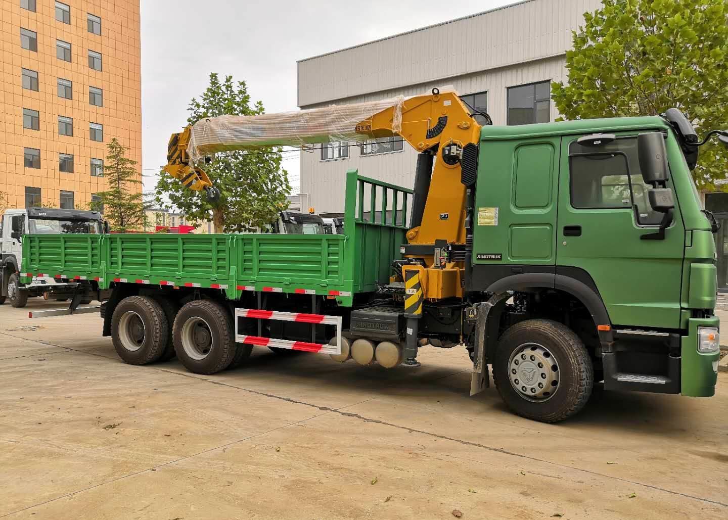 Mobile Low Bed Truck Mounted Straight Arm Crane 8x4 With 15 Ton , Swing Arm Crane