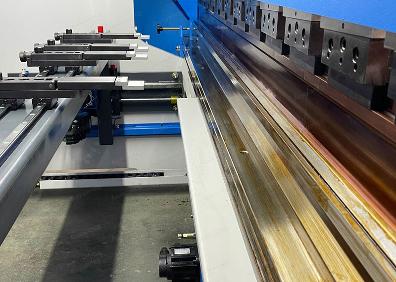 Cnc System 220Tons 3200mm DA53T 4+1 Hydraulic CNC Press Brakes With R Axis Steel Plate Bending Machine