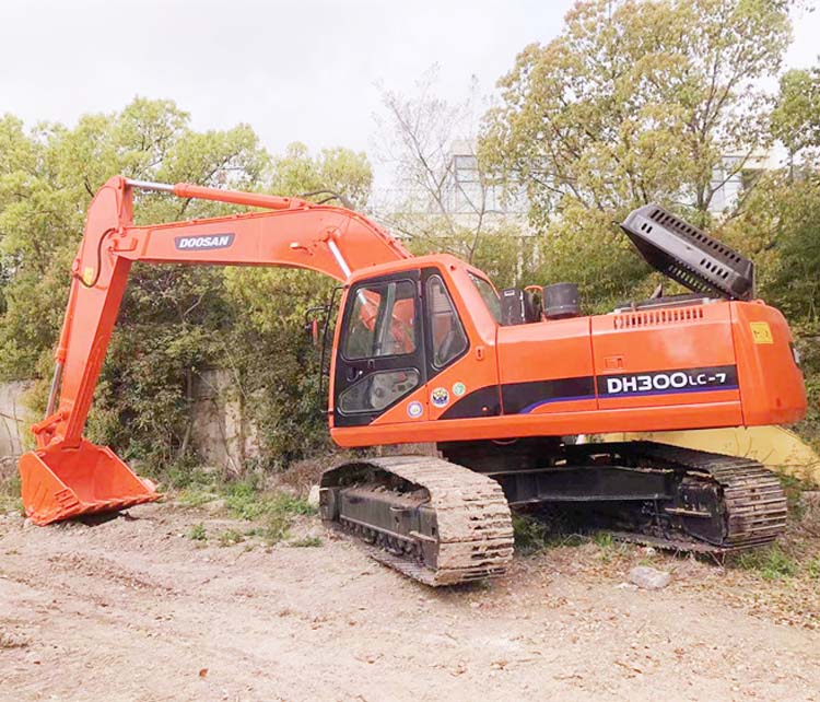 Doosan DH300LC-7 Excavator 30 Ton Good Condition and Versatile for Various Application