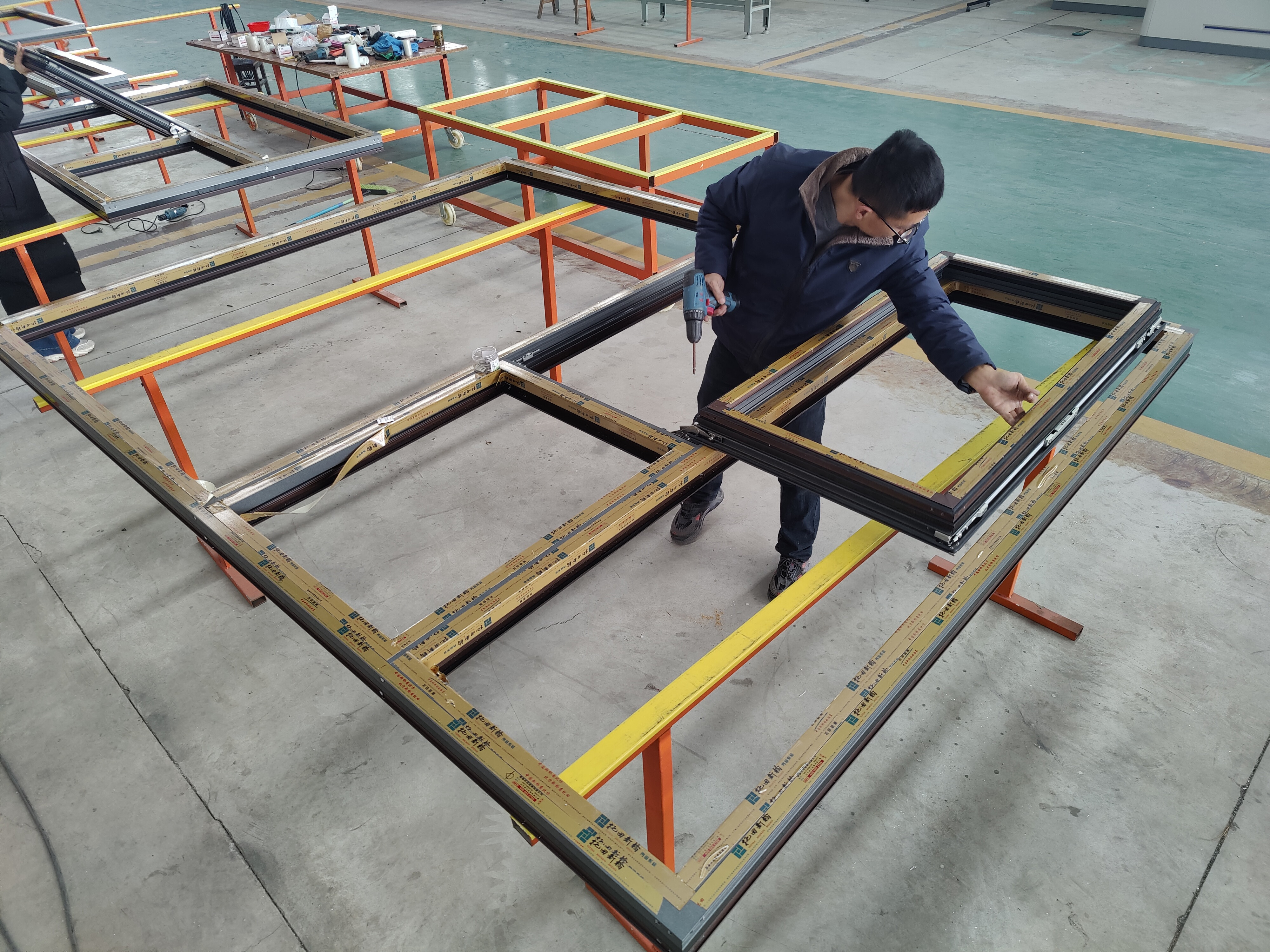 Turn Oriel Aluminium System Window PVDF Vertical Fold Up Glass Tilt