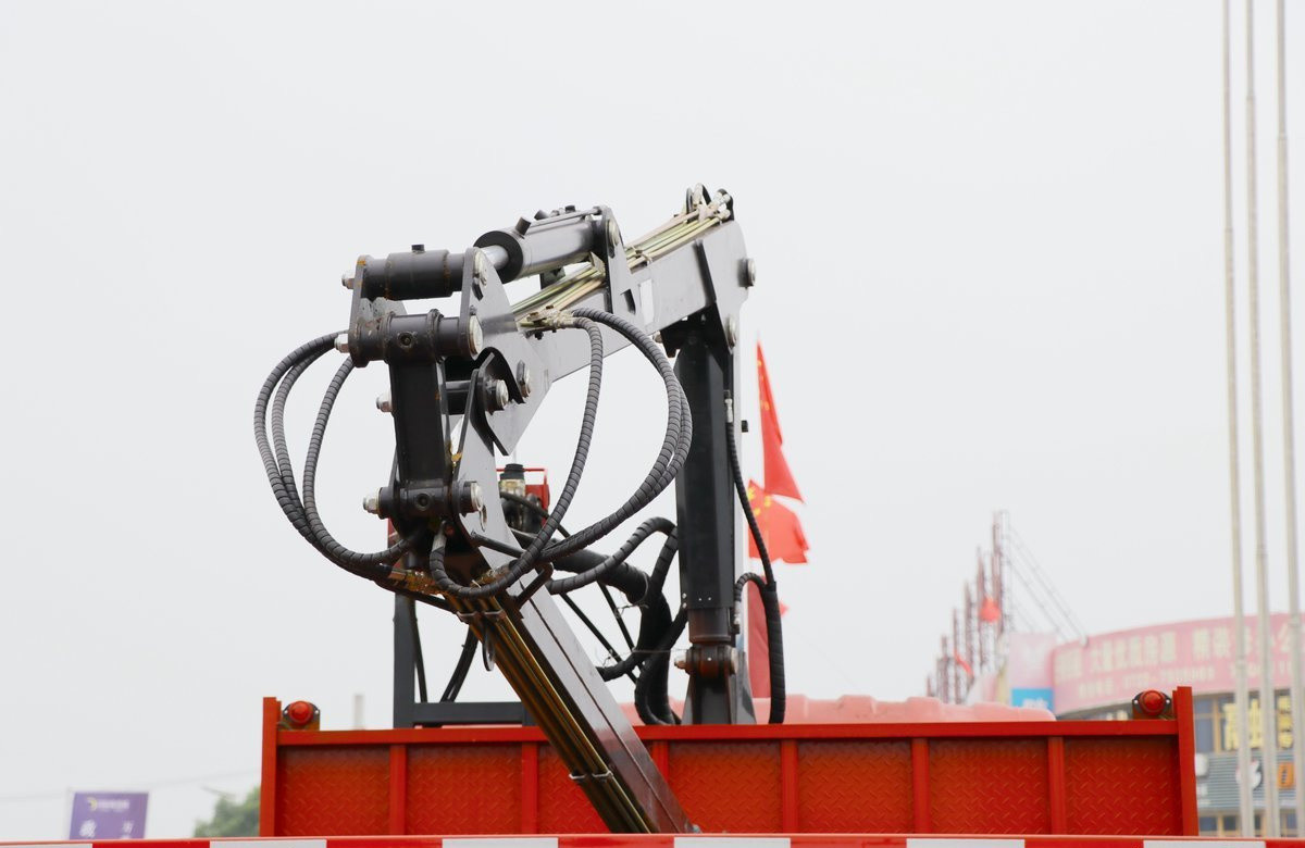 Crane Truck Mounted Lifting Weight 4 Tons Dayun 4*2 Single And Half Cab Grabbing Wood 200hp