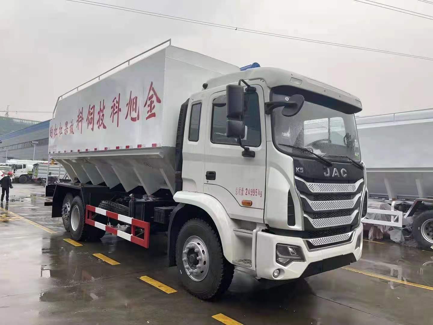 EU2-6 JAC Small Three-axle Aluminum Alloy Hydraulic Feed Truck Bulk Feed Transport Vehicle Raising Animals,livestock,Poultry