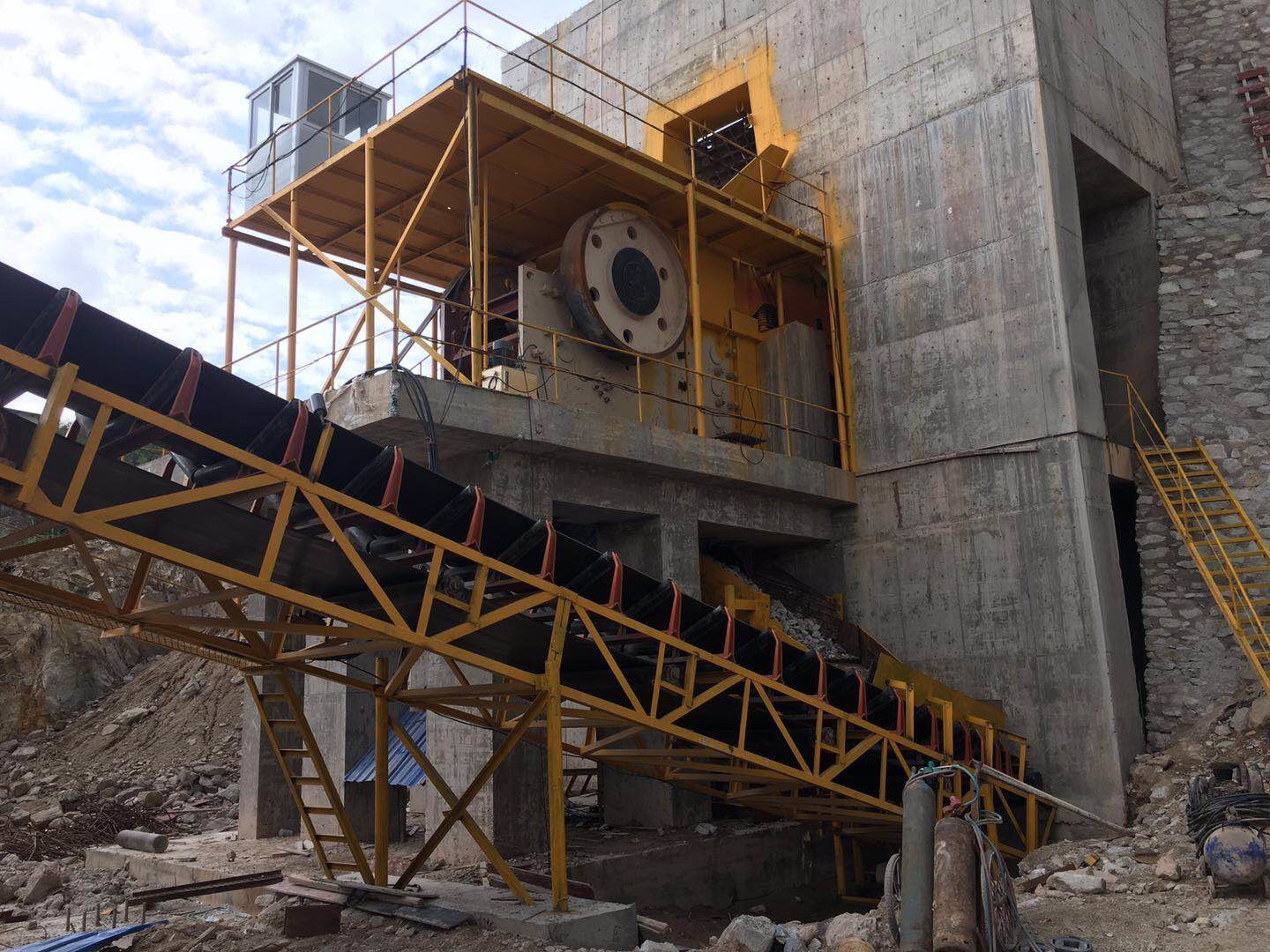 Simple Construction Jaw Rock Crusher Driven By And Motor