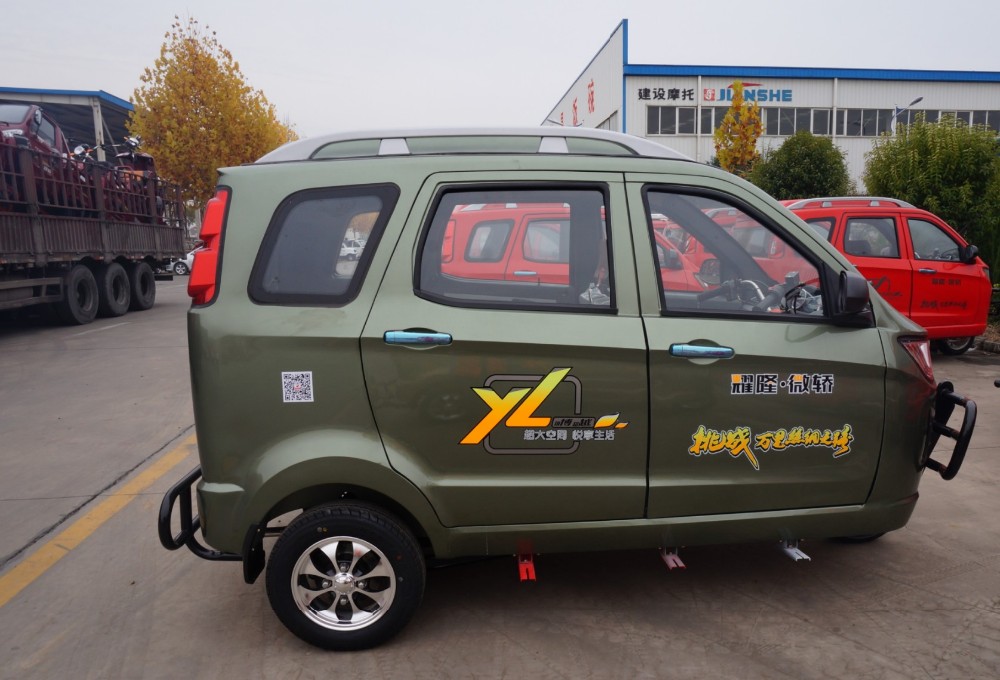 Big Space CCC Trike 3 Wheel Motor Tricycle Gas Scooters For Adults Tuc Tuc Motorized Enclosed Cabin Tricycle