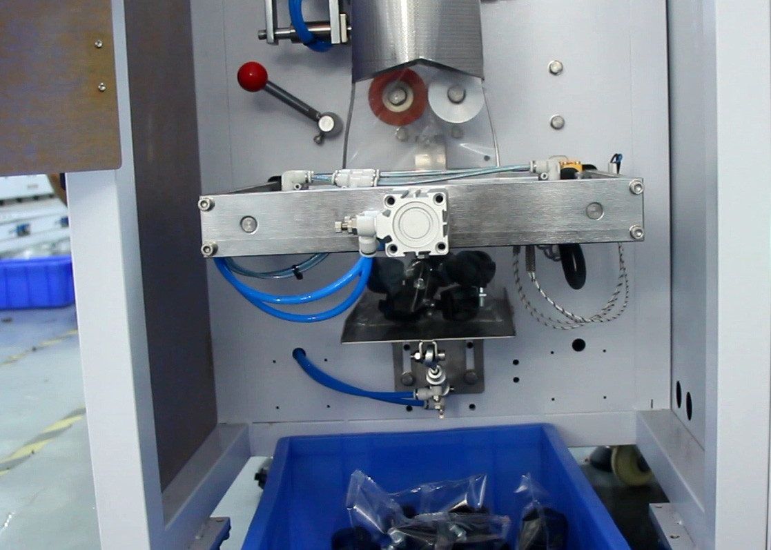 Hand Throwing Semi Automatic Packaging Machine Bagging Height 1500mm