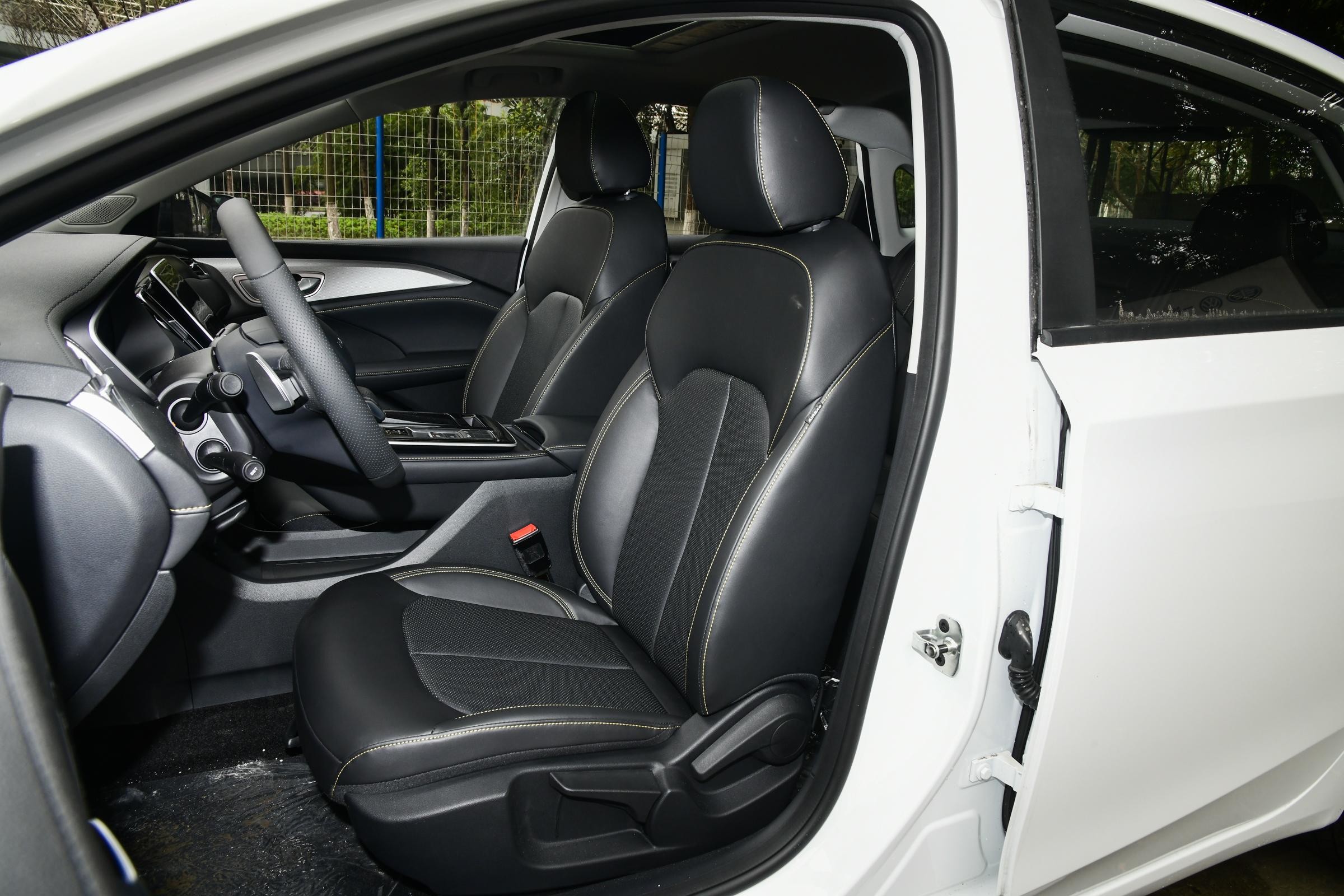 Ternary Lithium Electricity Roewe I6 MAX Skylight Exclusive New Energy Vehicles