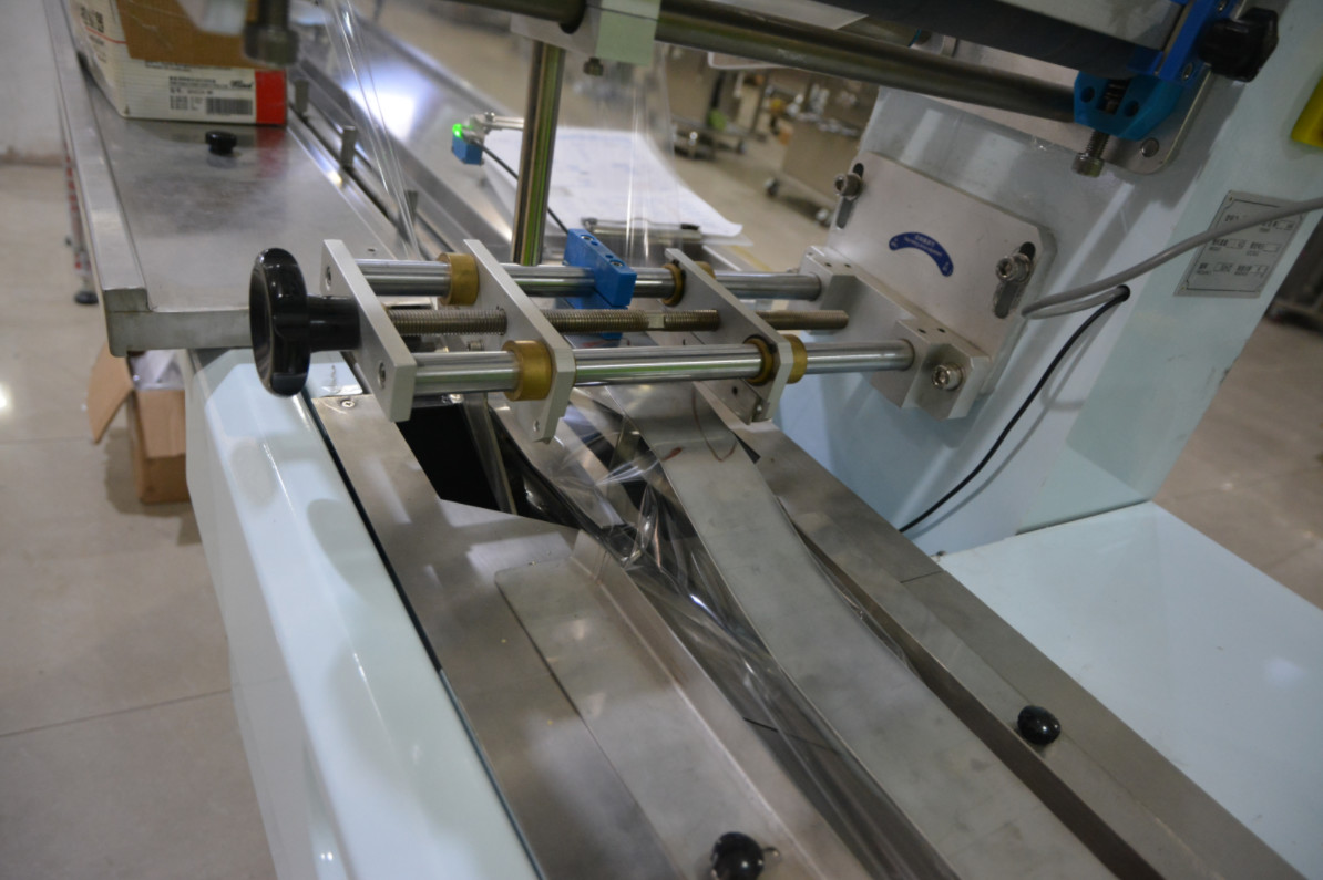 Food Grade Mooncake Horizontal Flow Pack Machine Bread Pillow Pouch Packaging Machine