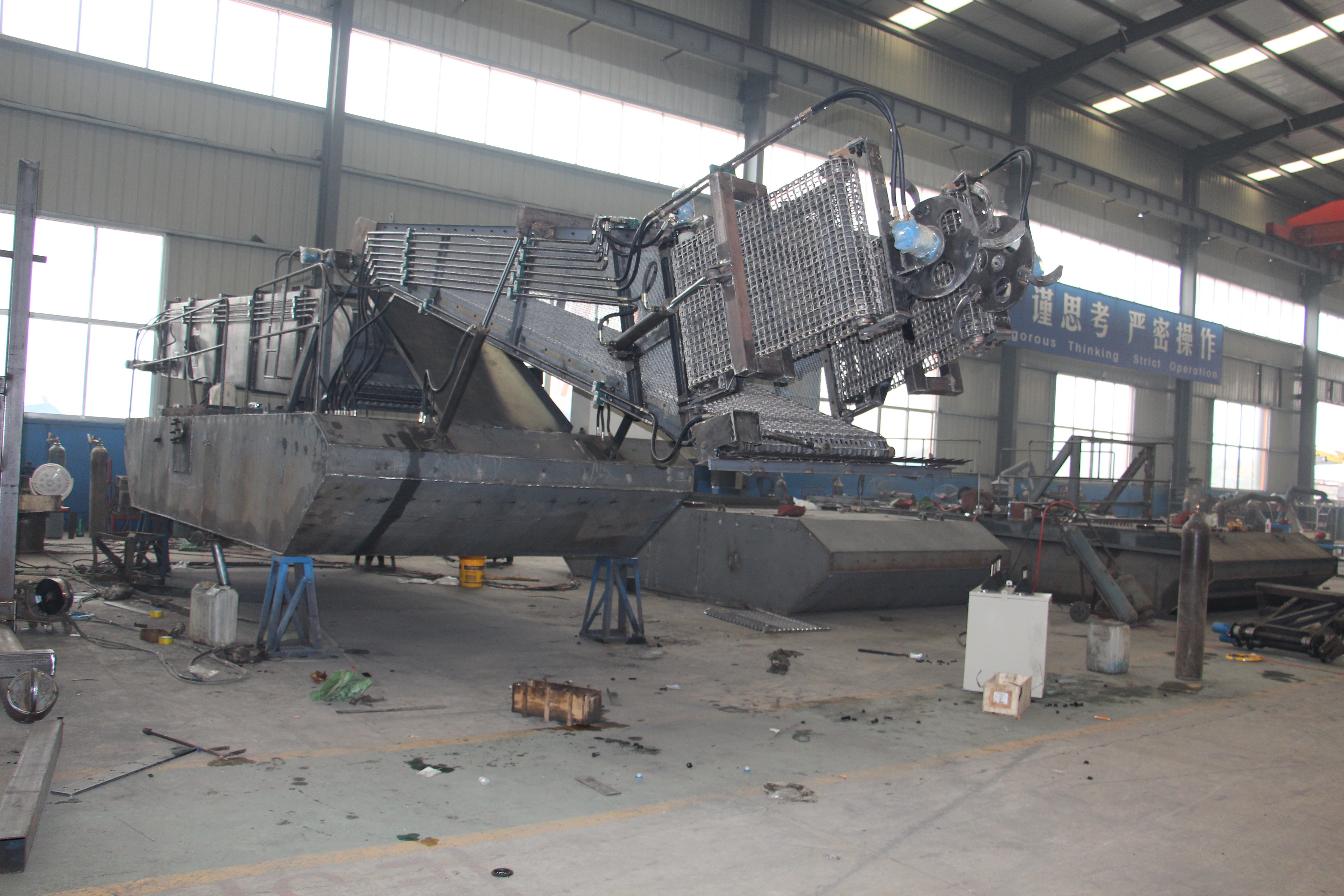 Aquatic Weed Harvesting Machine 1000m3 hydraulic tank save labor force