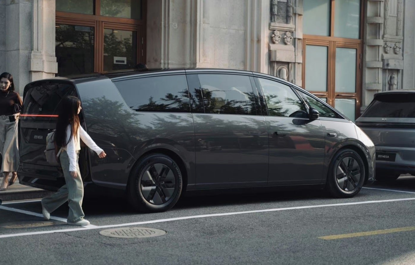 Presale 2024 Li AutoMega 7seats luxury ev car 4WD New Energy Vehicle larger passenger mpv high speed electric car