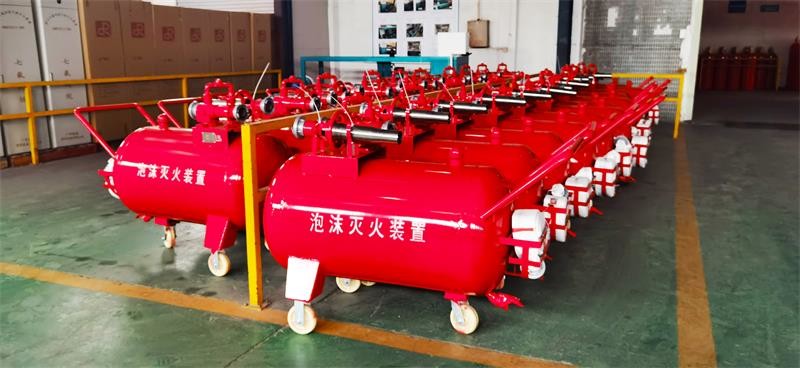 Steel Mobile Foam Unit Foam Extinguishing Installation With 300L Capacity And 3% Mixing Ratio