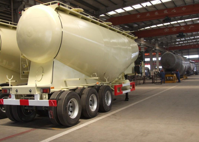SINOTRUK 3 Axle 48500 Liters Bulk Cement Tank Semi Trailer Truck 50 - 80 ton Loading capacity