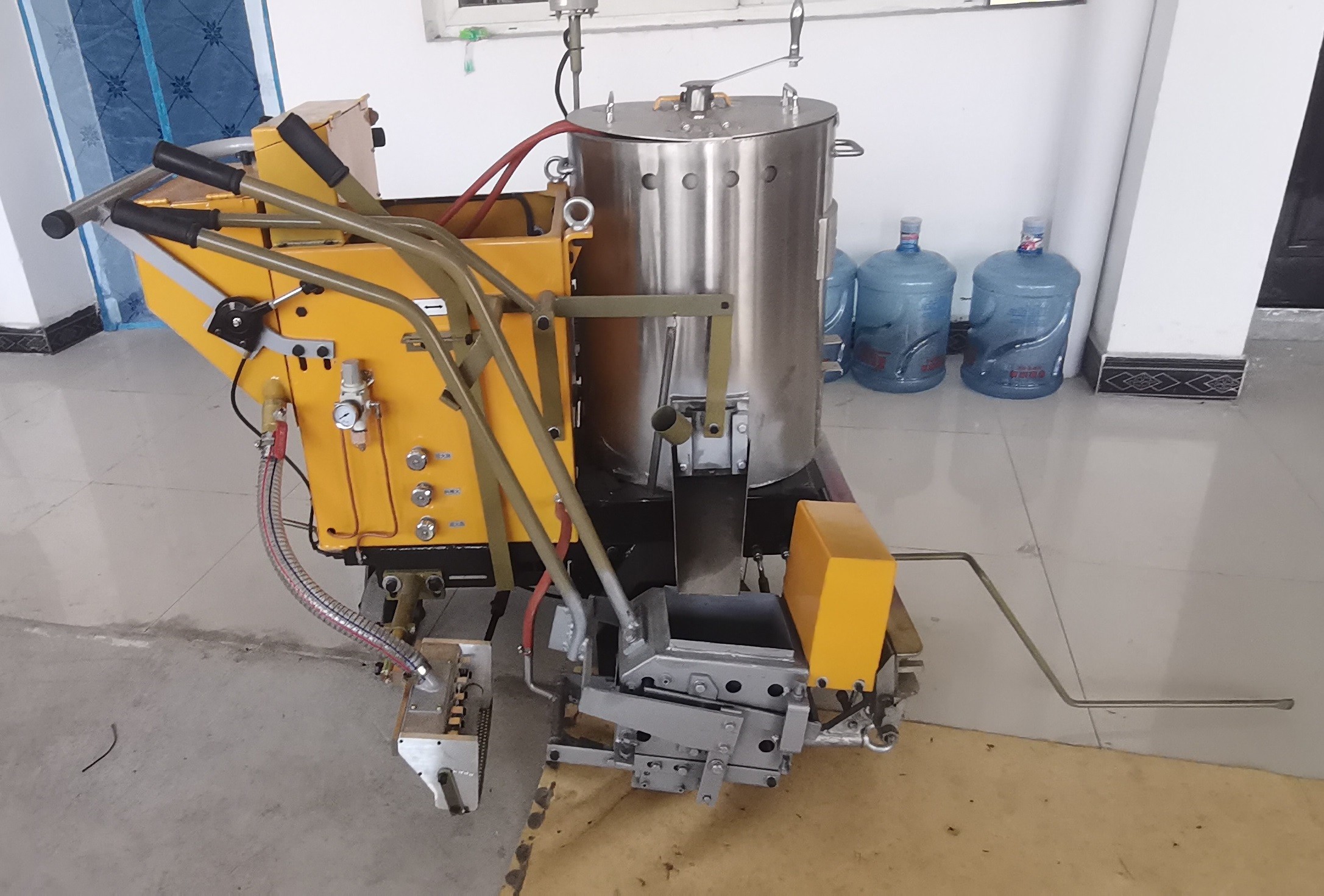 Thermoplastic Road Convex Line Painting Machine with 20cm Line Width and 12kg Dispenser Powered by Battery