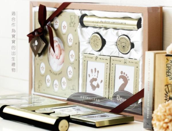 Newborn Baby Handprint and Footprint Photo Frame Kit with an Baby-safe Ink Pad