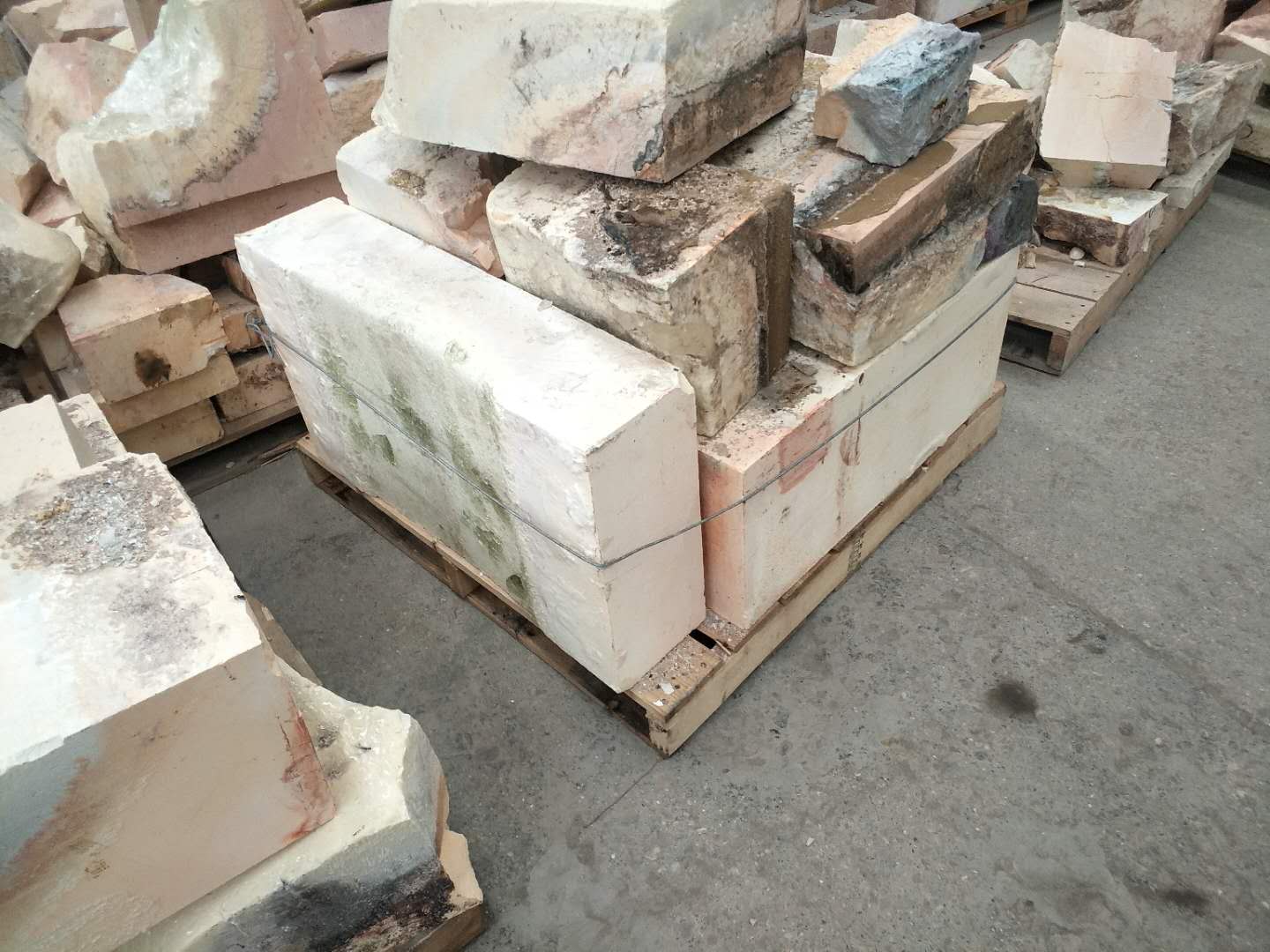 CaO Content % High Erosion Resistance Recycled AZS Refractory Block for Glass Furnace Tank