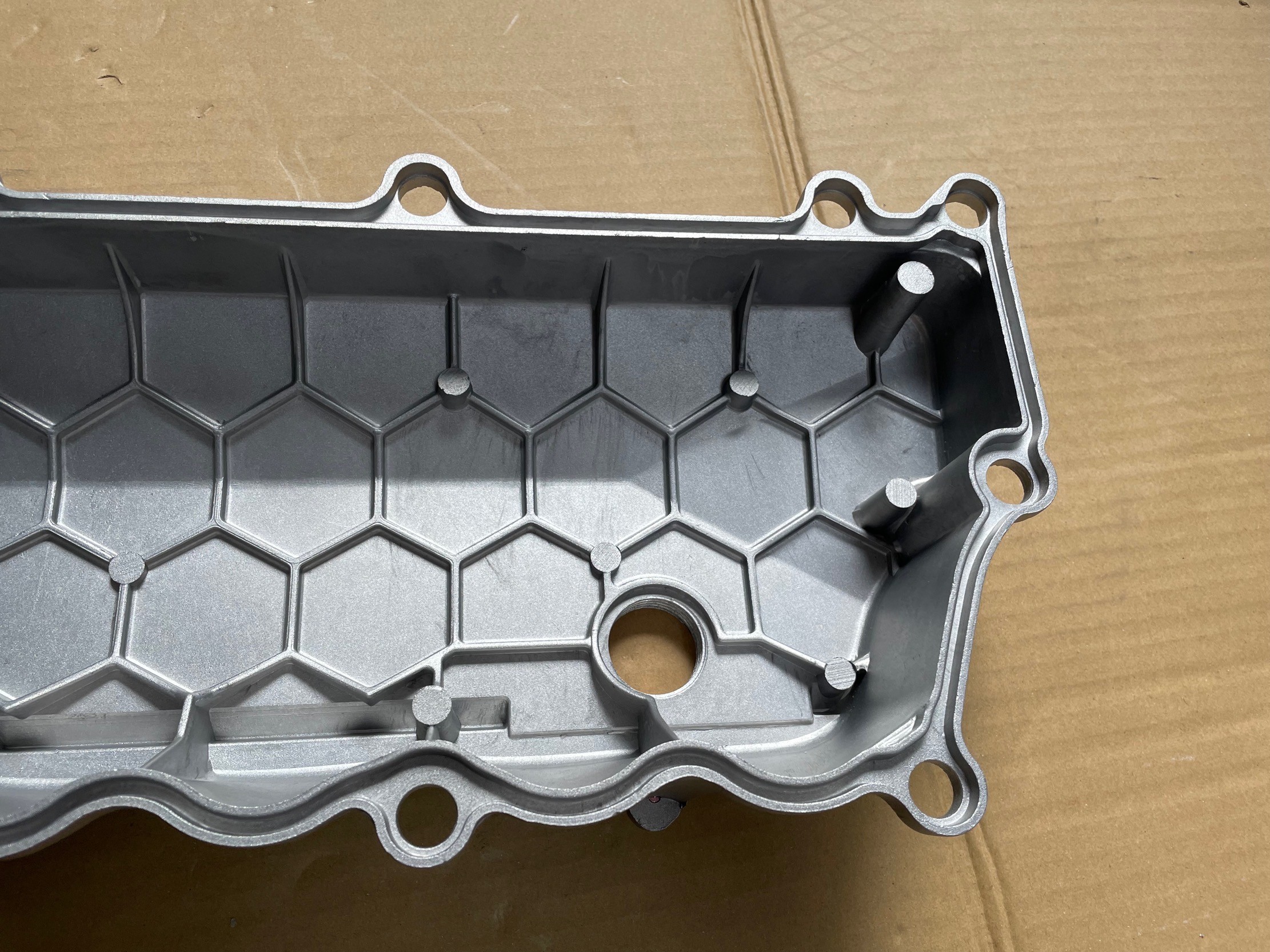 4HF1 4HG1 ISUZU Head Cover 8971130253 Aluminum Made 15 Holes To Connect Cylinder Head