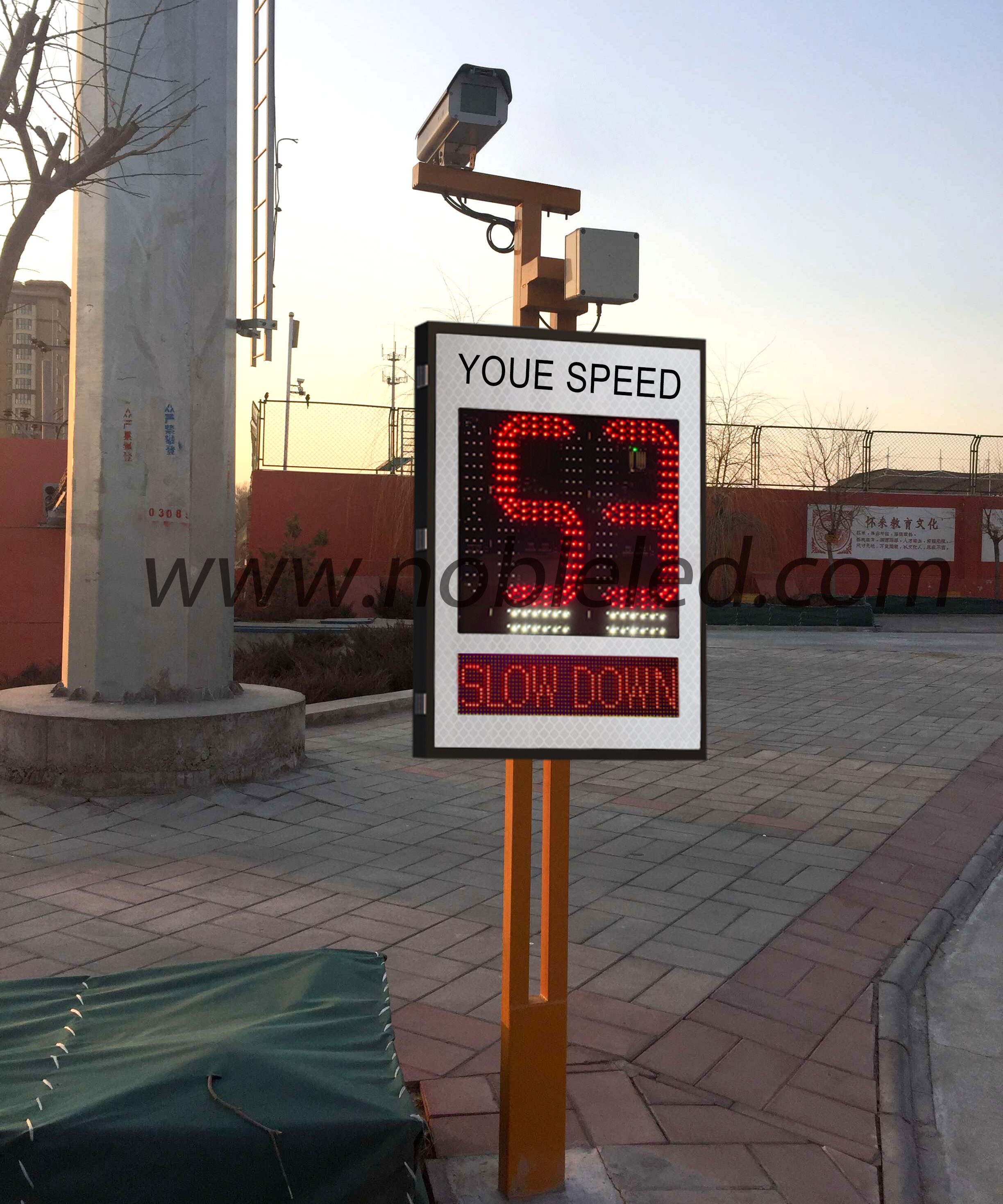 Bolted Installation Method 12VDC Working Voltage Screen Traffic Sign