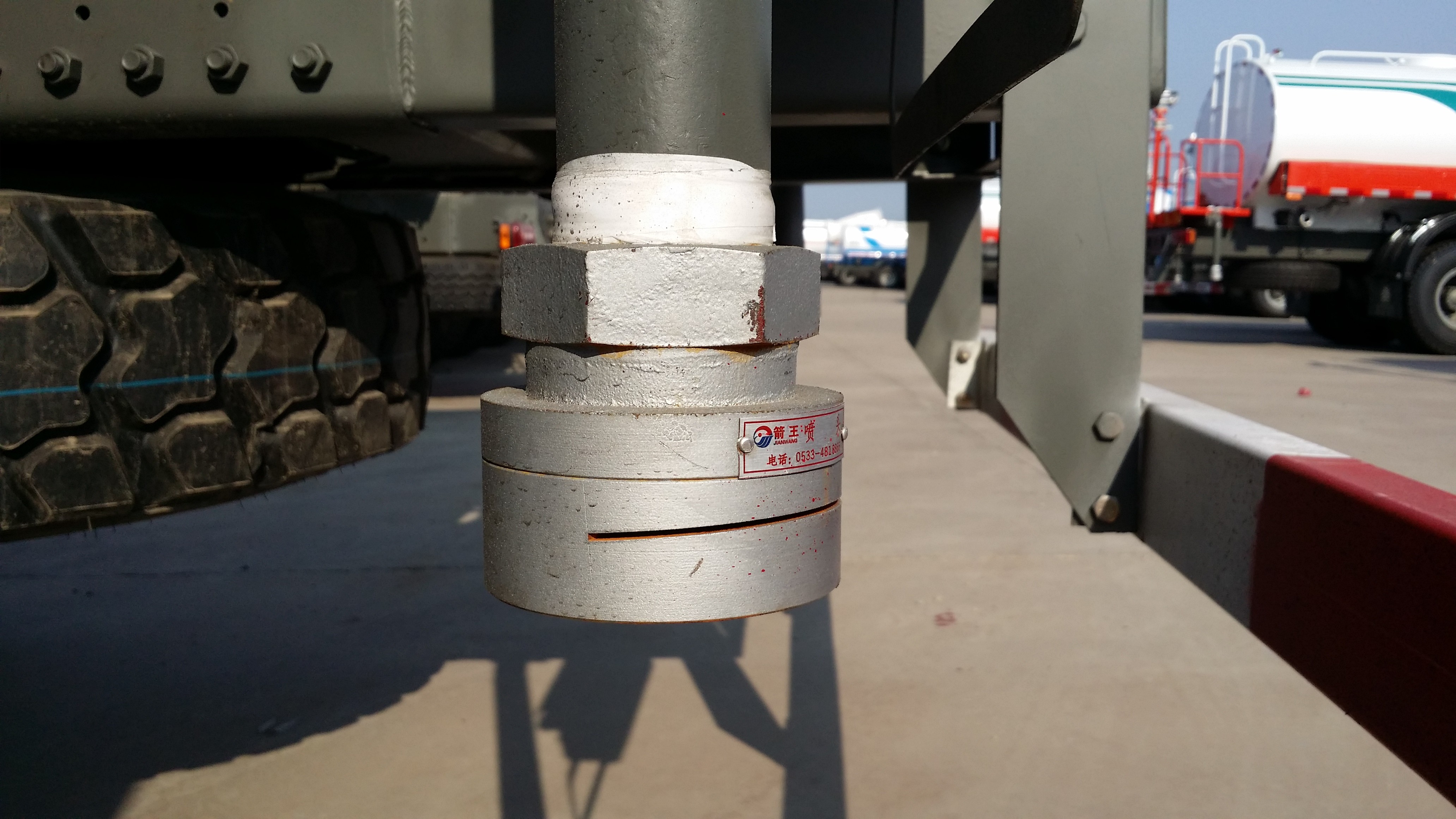 ZZ5257M3247N Green / Red / White Sinotruck Howo Water Tanker Trailer 25000L