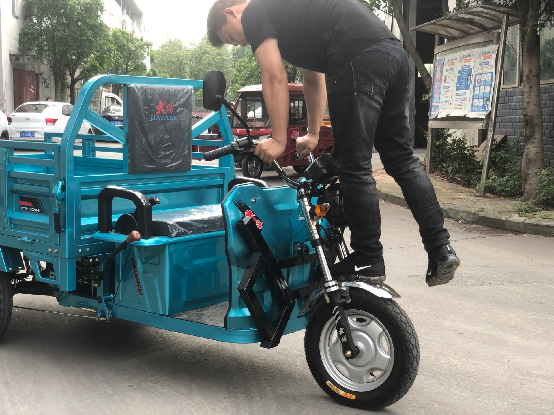 Front and Rear Drum Brake System 72V 1000w Electric Tricycle for Adult from DAYANG