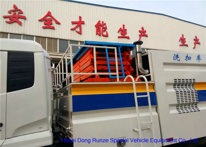 Multifunction Street Washing Truck With Hydraulic Scissor Manlift / Shovel Brushes