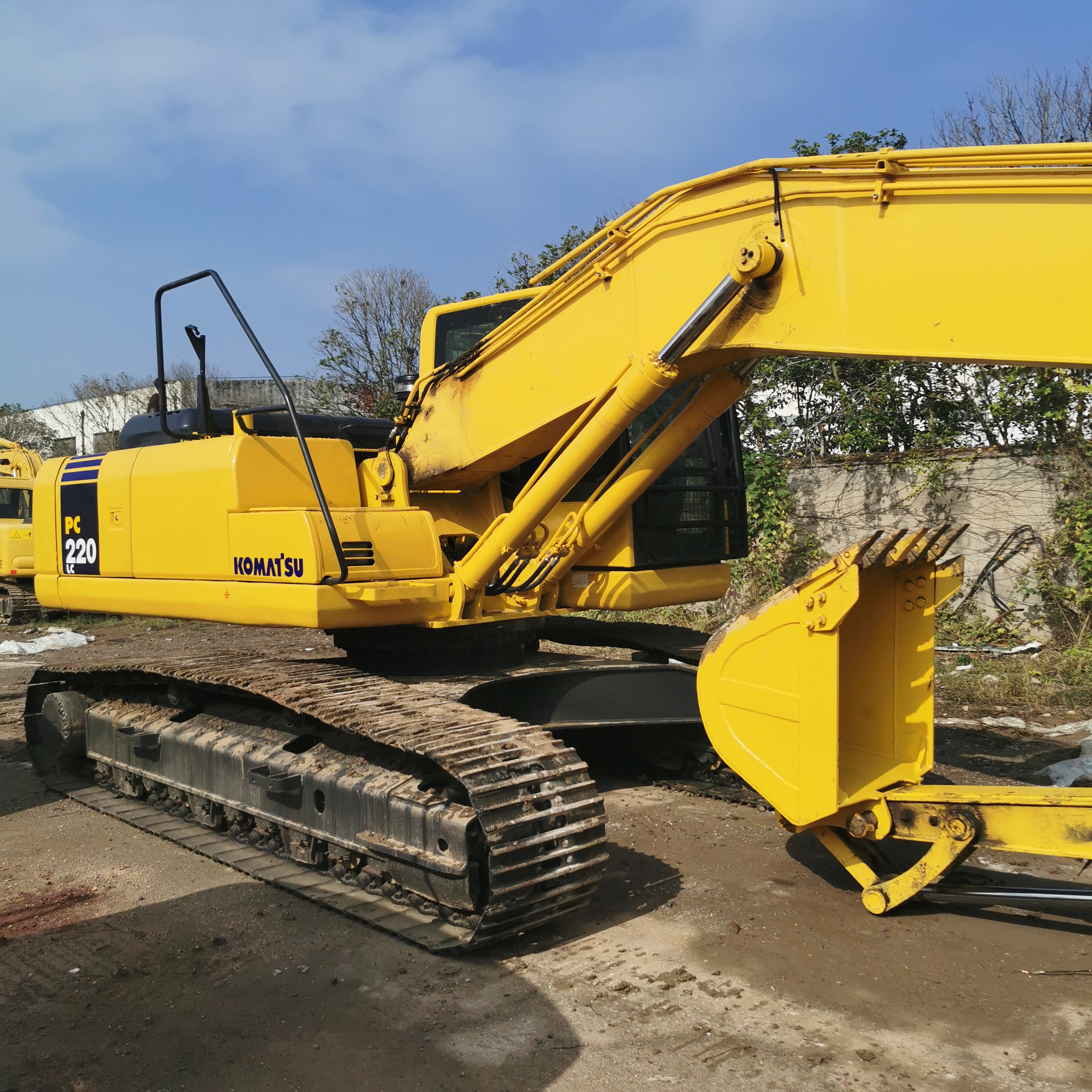 Used Komatsu PC220LC Excavator with Original Hydraulic Pump at in Shanghai