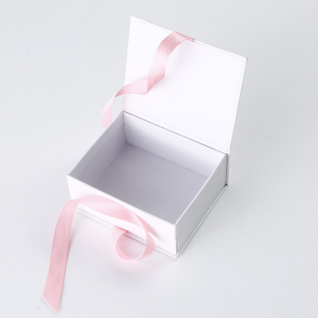 Custom Logo Printing Cardboard Magnetic Gift Boxes for Elegant White Perfume Box and Gifts