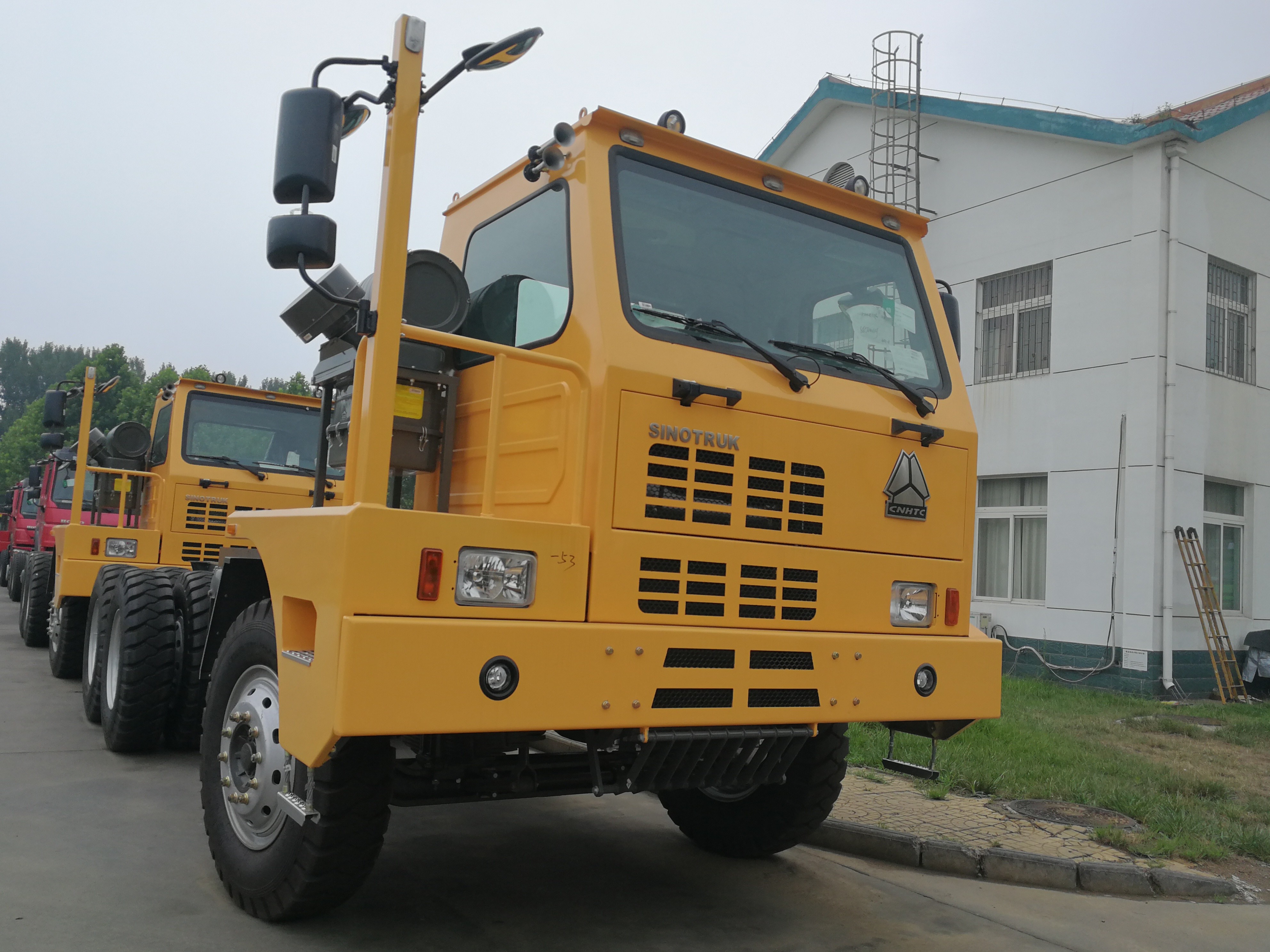 336hp Red Left Hand Drive Dump Truck 6x4 Sinotruk Howo7 Brand URO II Emission