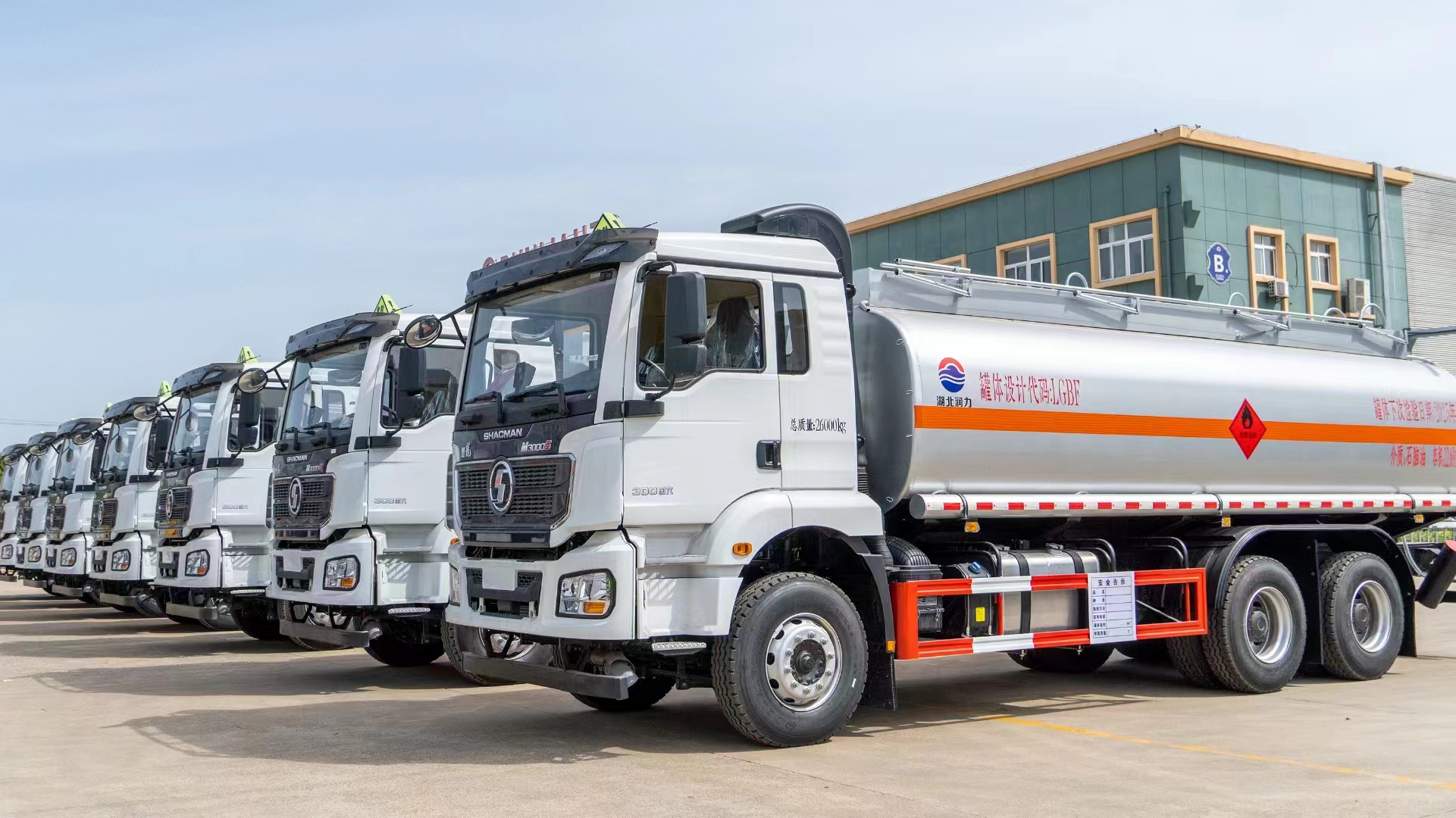 SHACMAN Mobile Refueling Truck/2000L Oil Tank Truck Supplied by Chinese Factory